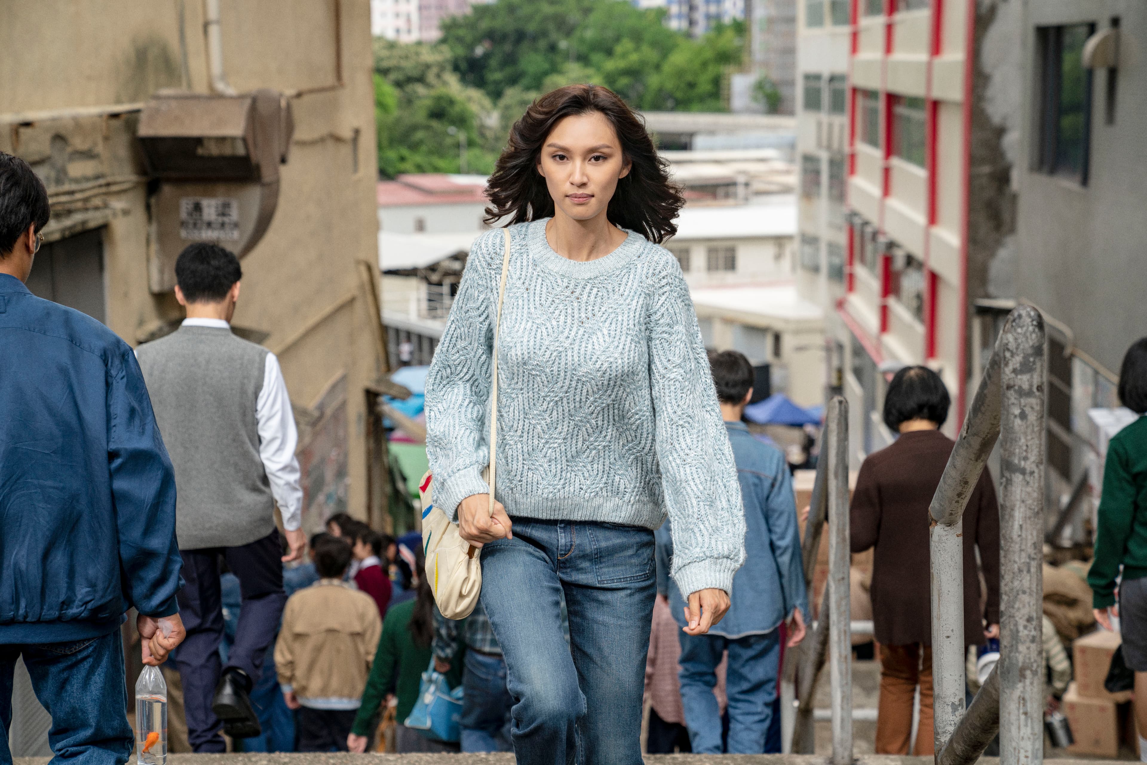 《梅艷芳》（導演版）以5集的篇幅，還原了80到90年代香港的城市風景，難得可貴。（Disney+提供）