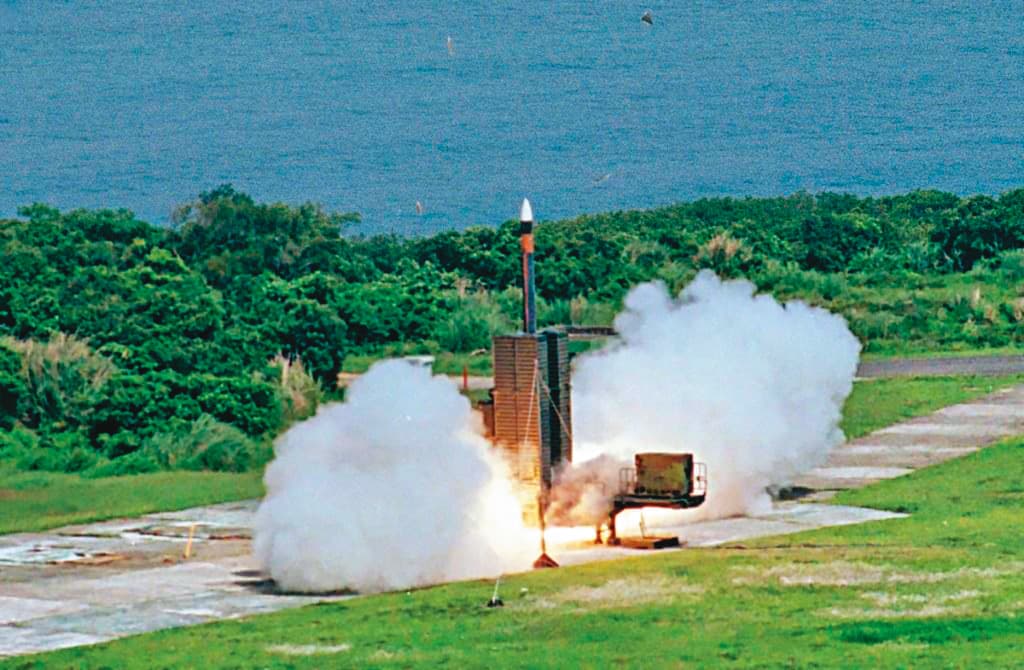 天弓三型飛彈屬陸基型防空武器，最快速度達7馬赫，國防部已追加預算量產，提升台灣防空戰力。（翻攝中科院官網）