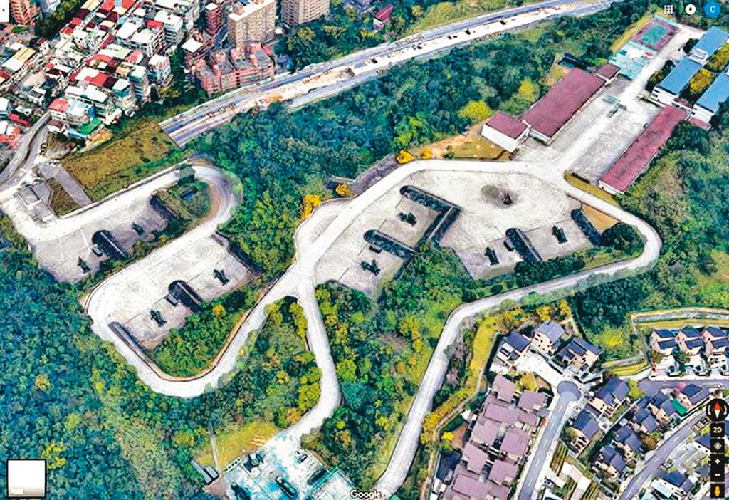 國防部近來在全台各地增建12個飛彈陣地，全面提升空防戰力。圖為新店飛彈布防概況。（翻攝Google Maps）