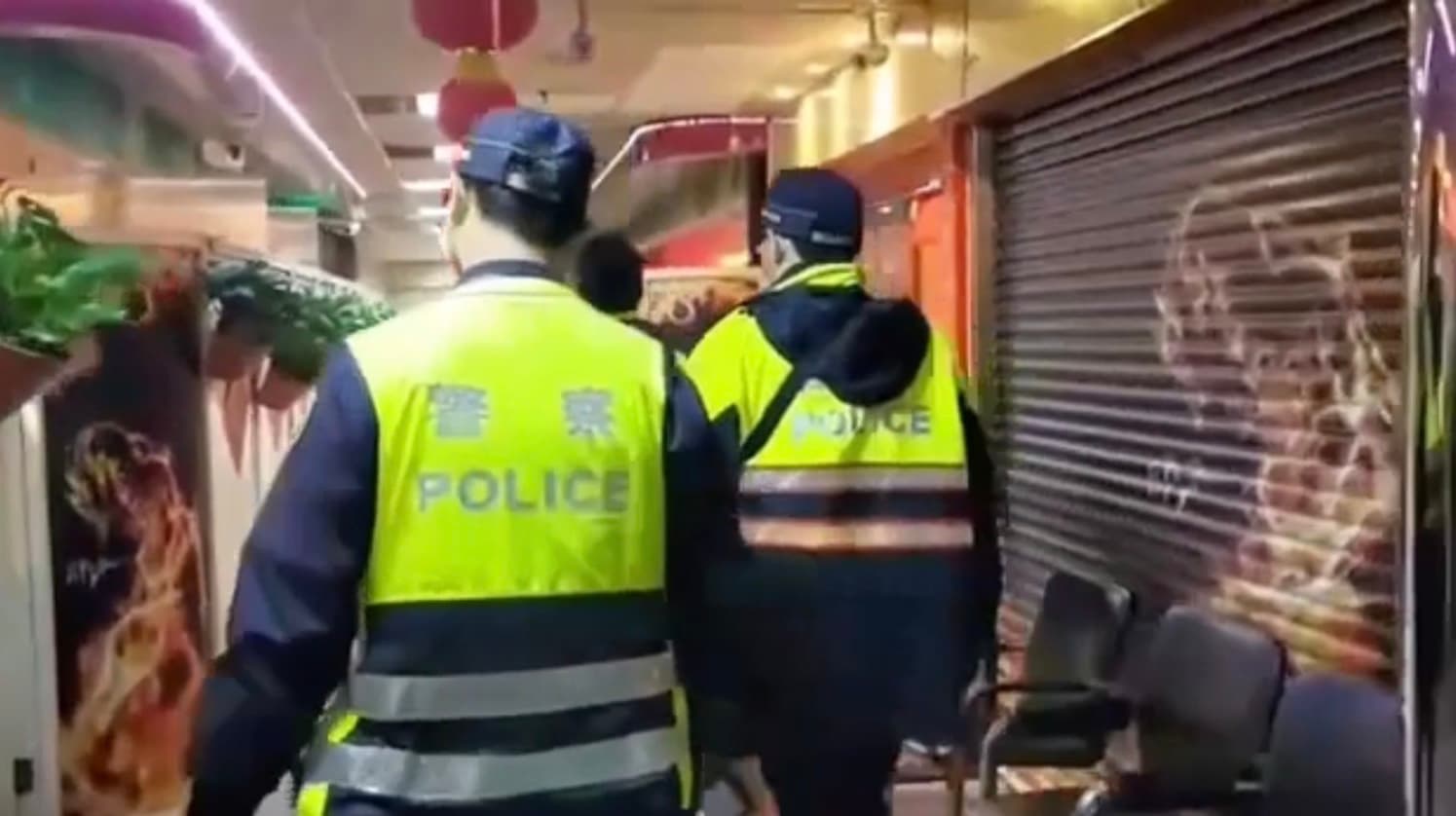 警方臨檢萬華阿公店。（翻攝畫面）