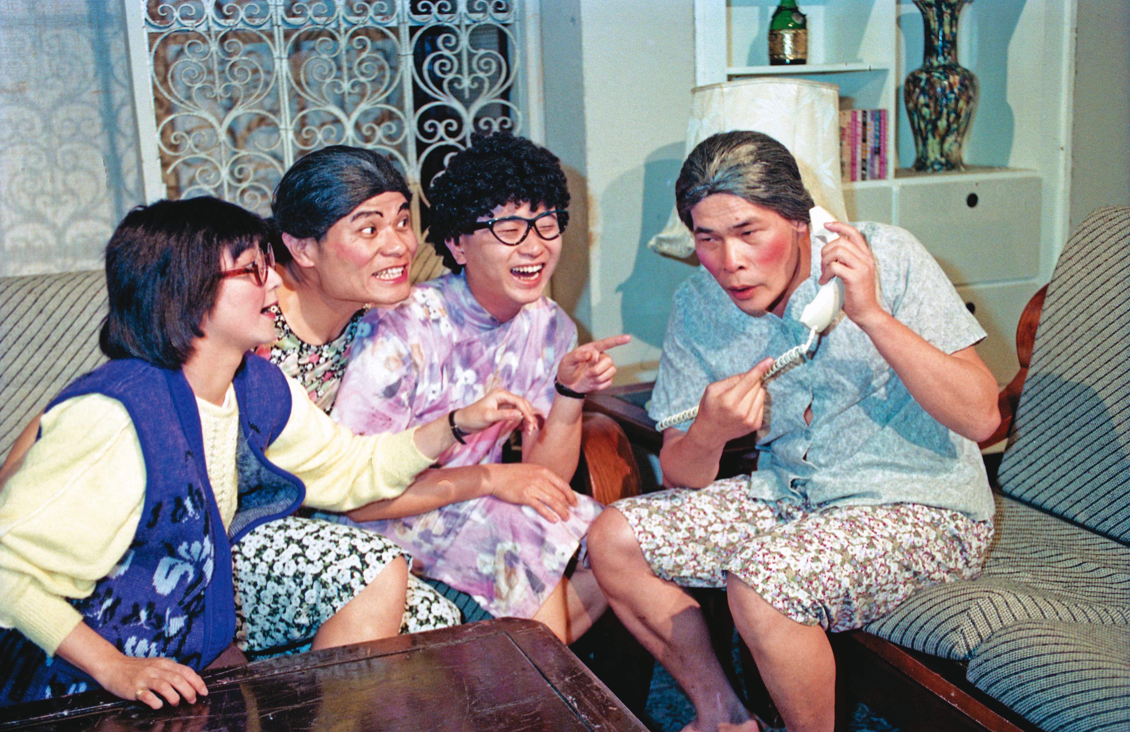 澎恰恰（右1）被王偉忠相中，1987年加入電視節目《連環泡》主持群，也由此敲響第一座金鐘獎。（聯合知識庫）