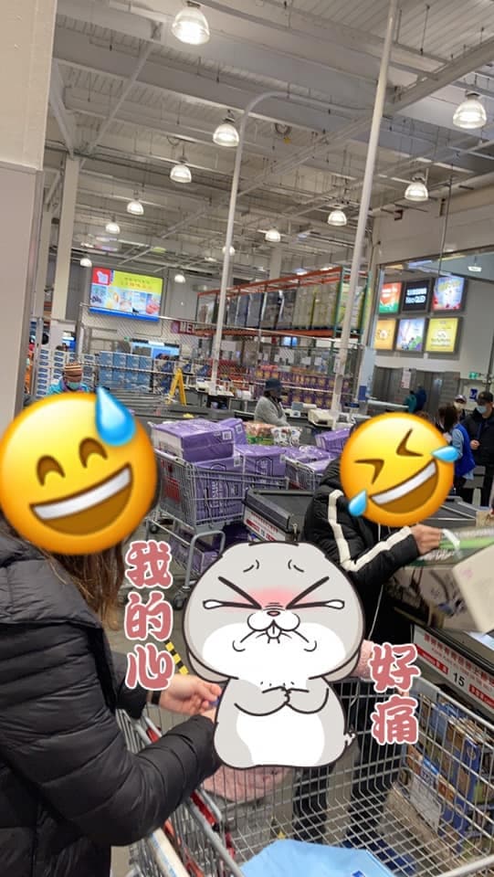 有網友也分享，有不少人推著好幾車的衛生紙前往結帳。（翻攝自Costco好市多 商品經驗老實說臉書）