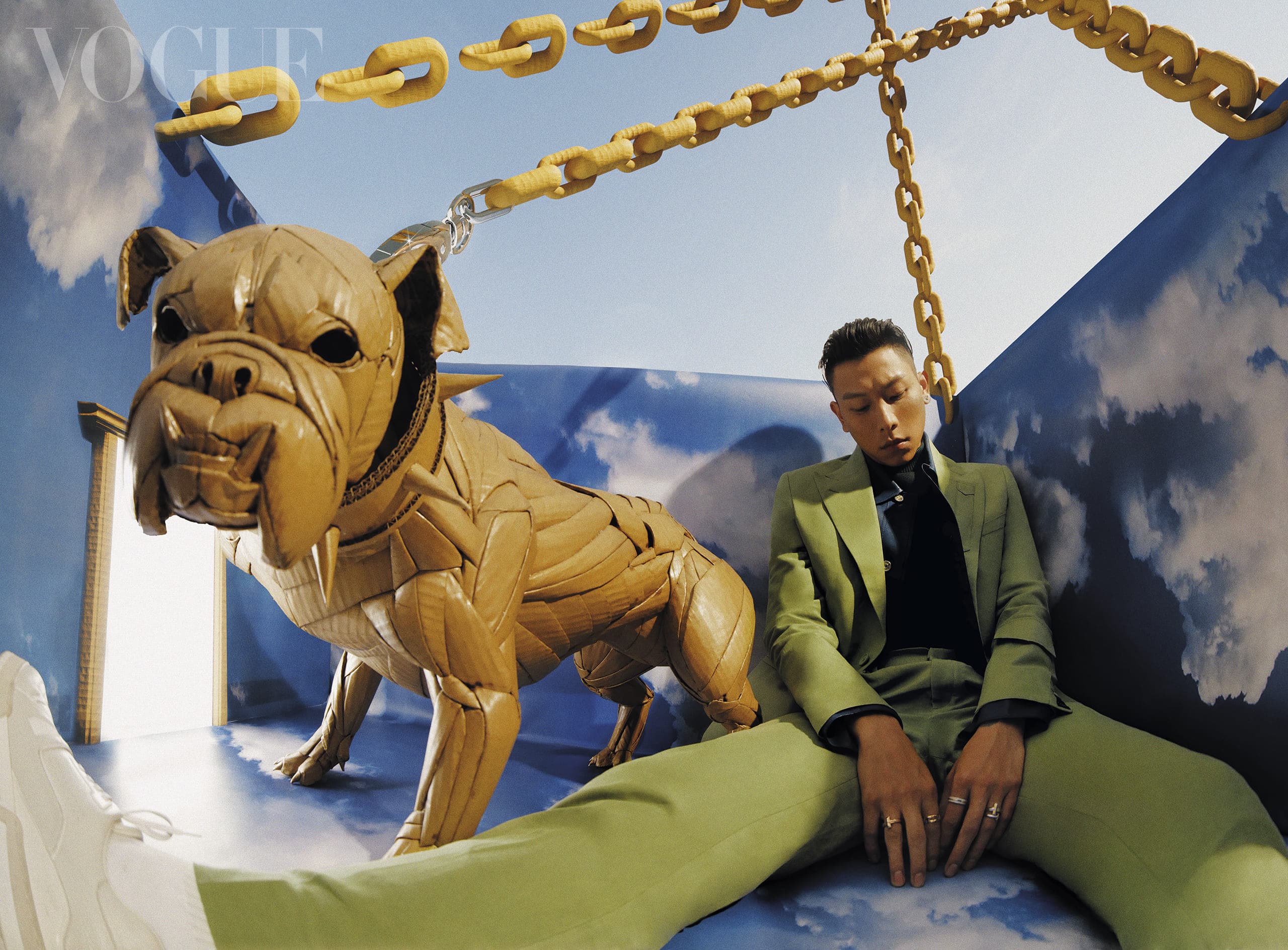 瘦子身穿Fendi淺綠色西裝外套、西裝褲，搭配Louis Vuitton 休閒鞋。戒指飾品皆出自Tiffany & Co.。（《Vogue》國際中文版提供）