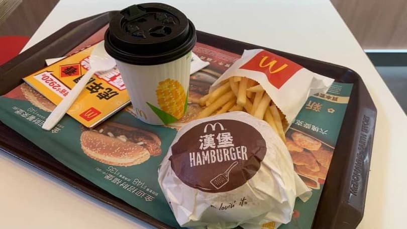 女網友貼出麥當勞漢堡照。（翻攝自「爆怨公社」）