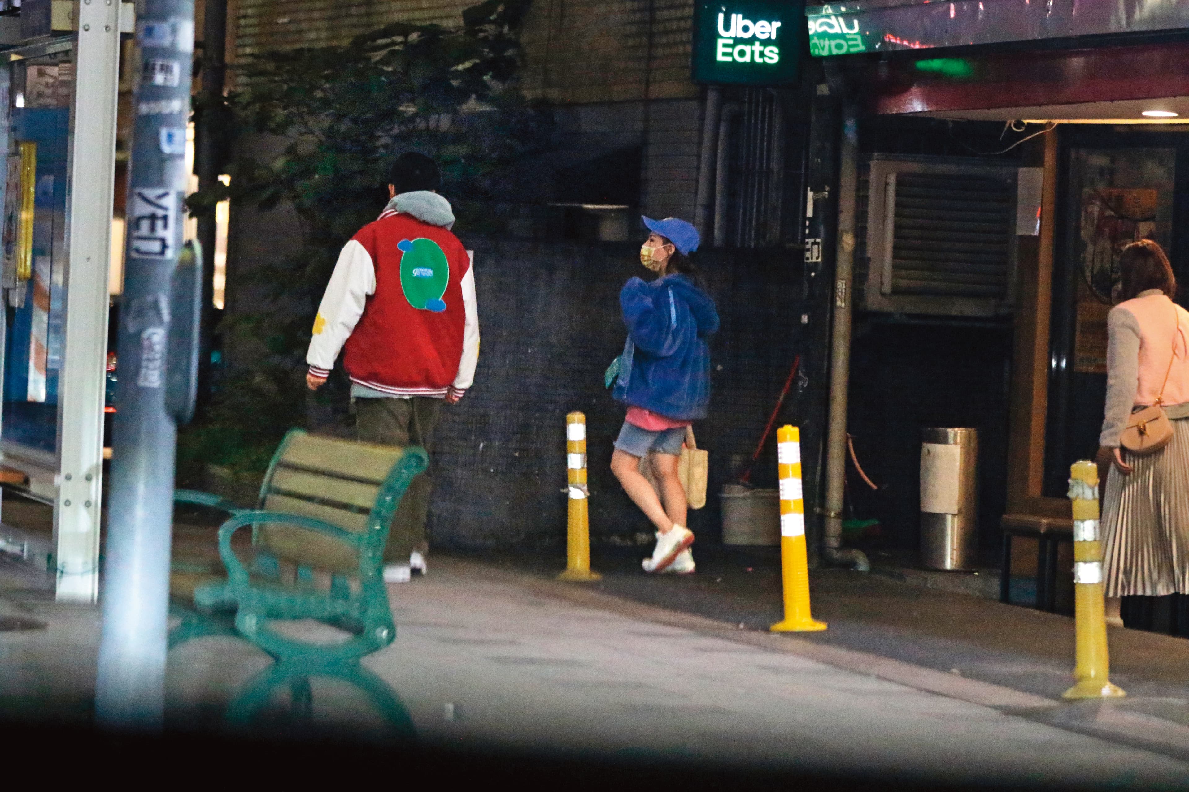 2/6，20：55，熊熊（中）與好友邱慧雯（右）及小鐘（左）吃花雕雞，用餐完畢，從餐廳走出。