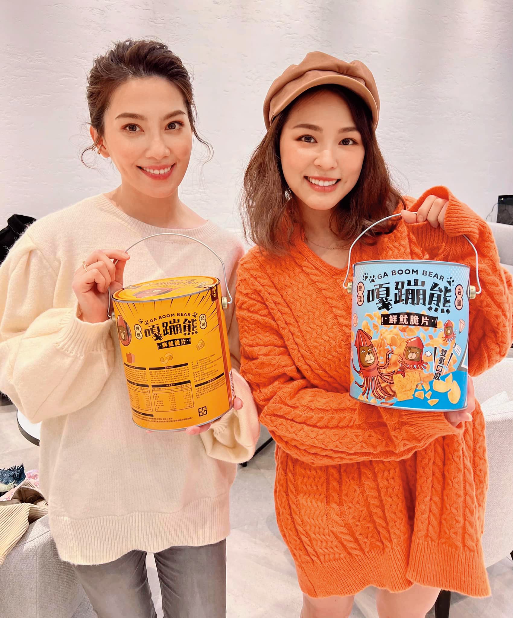 熊熊離開東家自立門戶，還自創零食品牌，找來性學專家許藍方（左）幫忙推薦。（翻攝自熊熊臉書）