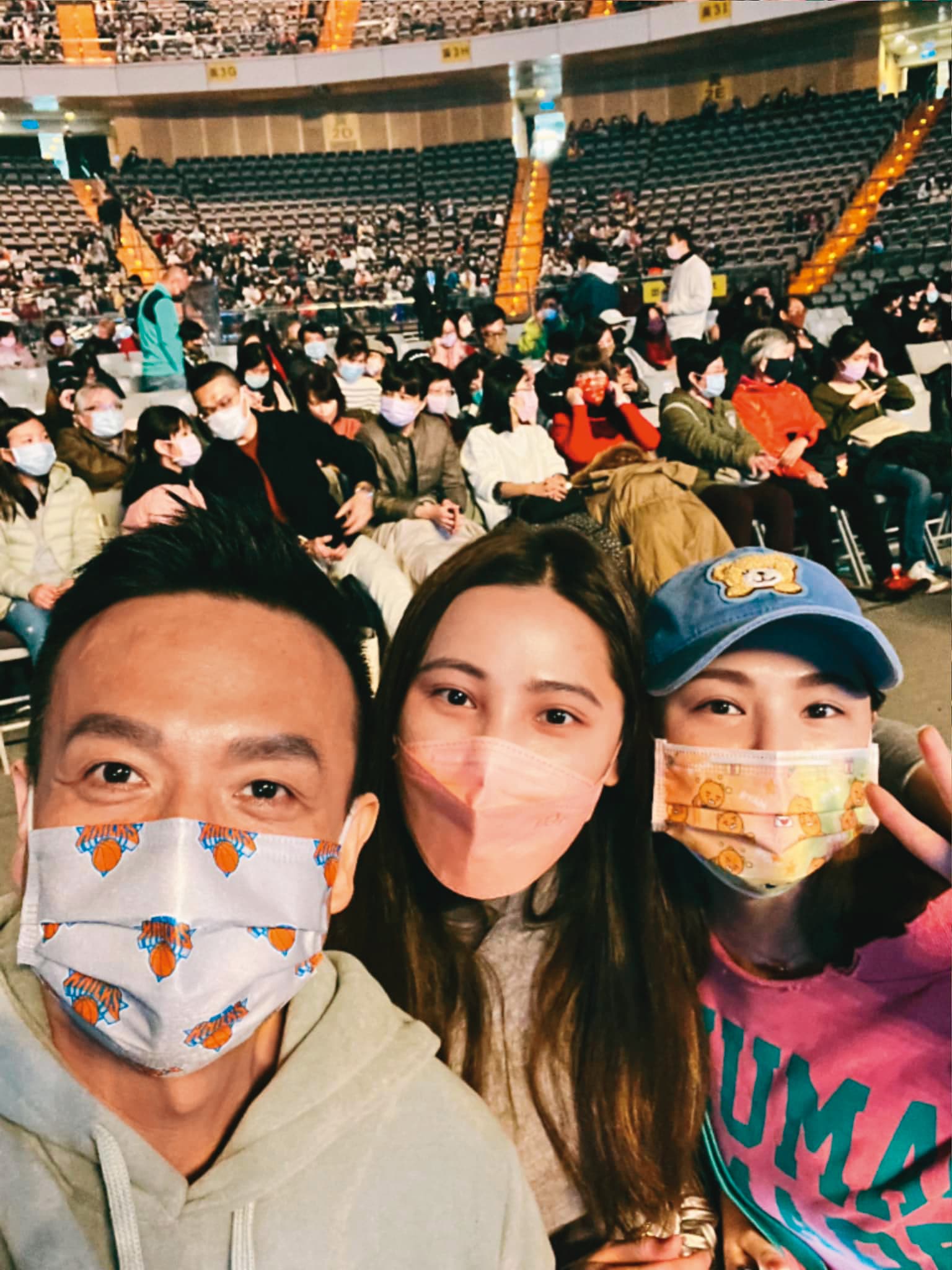 小鐘（左起）與邱慧雯、熊熊平常感情就不錯，2月初還相約一起看《火焰之舞》。（翻攝自熊熊臉書）