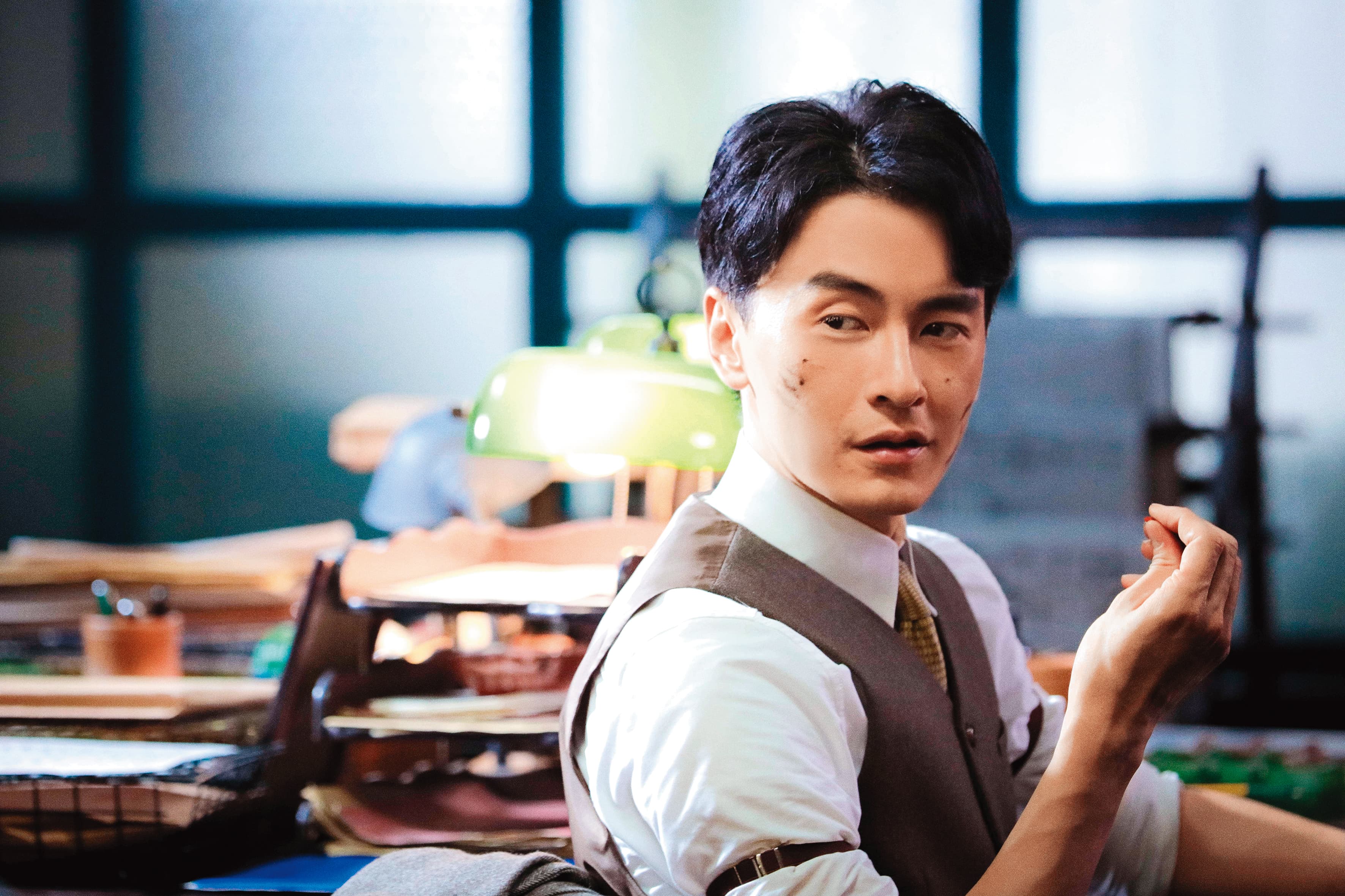 鄭元暢在改編自張愛玲小說的電視劇《半生緣》飾演痴情富家子沈世鈞。（中天提供）