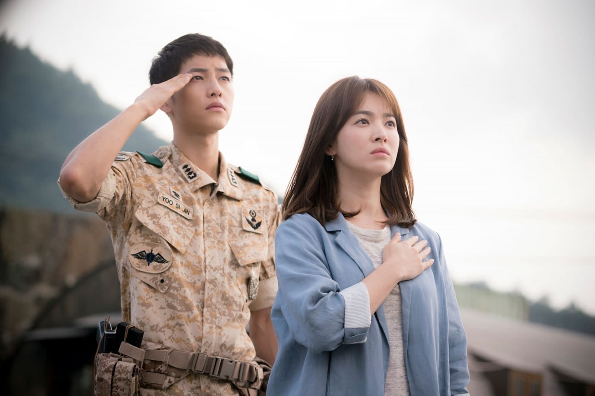 宋仲基（左）與宋慧喬（右）2016年主演的《太陽的後裔》，已成影史經典。（東森戲劇台提供）