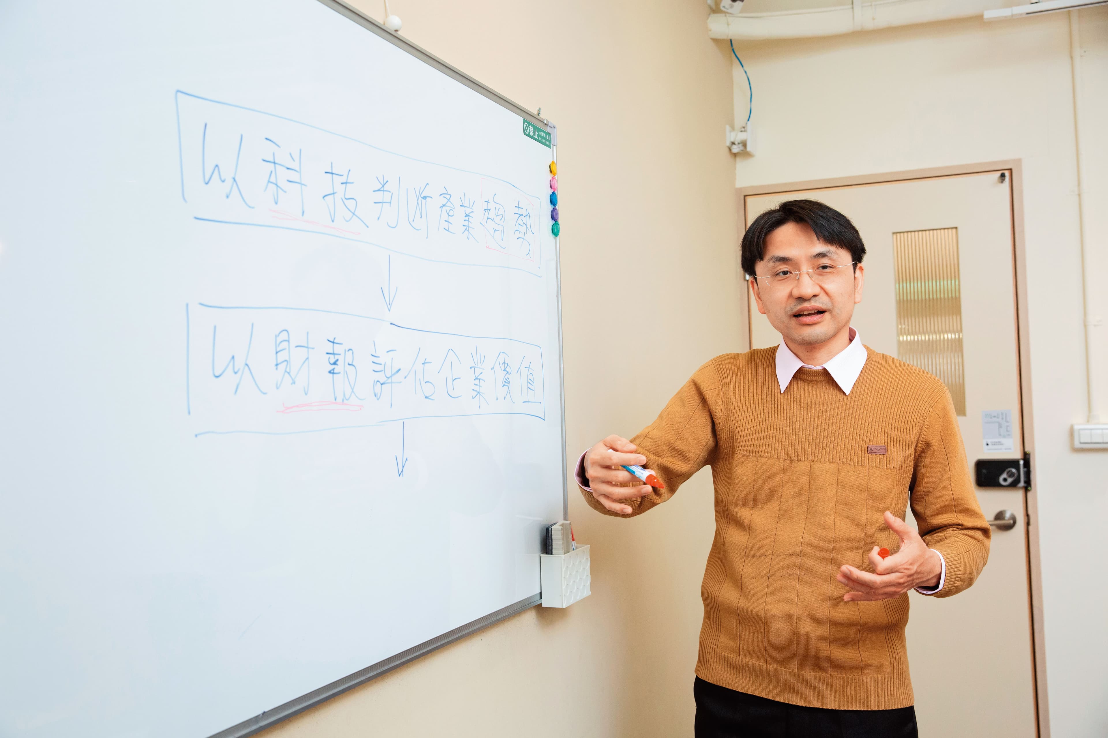 工程師出身的曲博，投資看重產業趨勢，標的一抱就是3、5年。