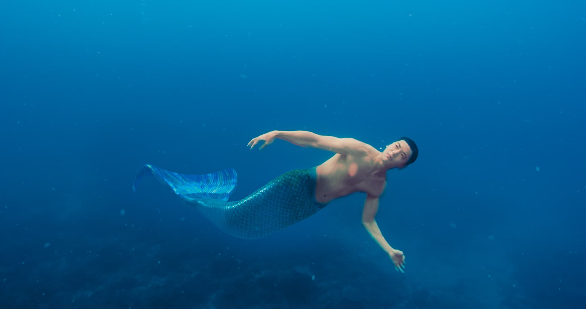 《我家浴缸的二三事》演出美人魚，看起來很美，但禾浩辰從腰力、自潛、呼吸都經過訓練，才能如此自然。（羚邦集團提供）