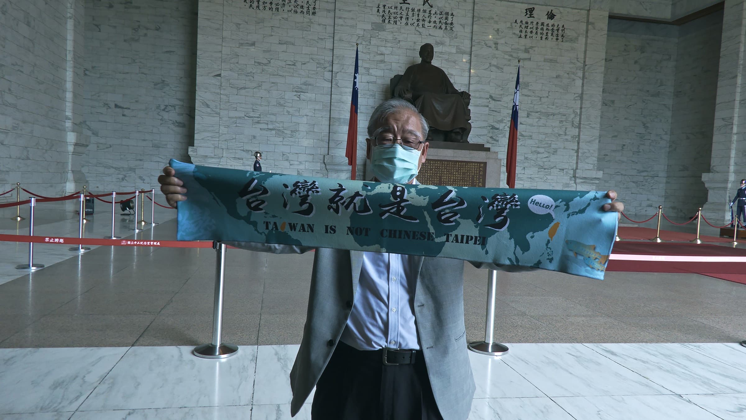 片中接受訪問的二二八受難者遺族王文宏前往中正紀念堂抗議。（蜂鳥影像提供）
