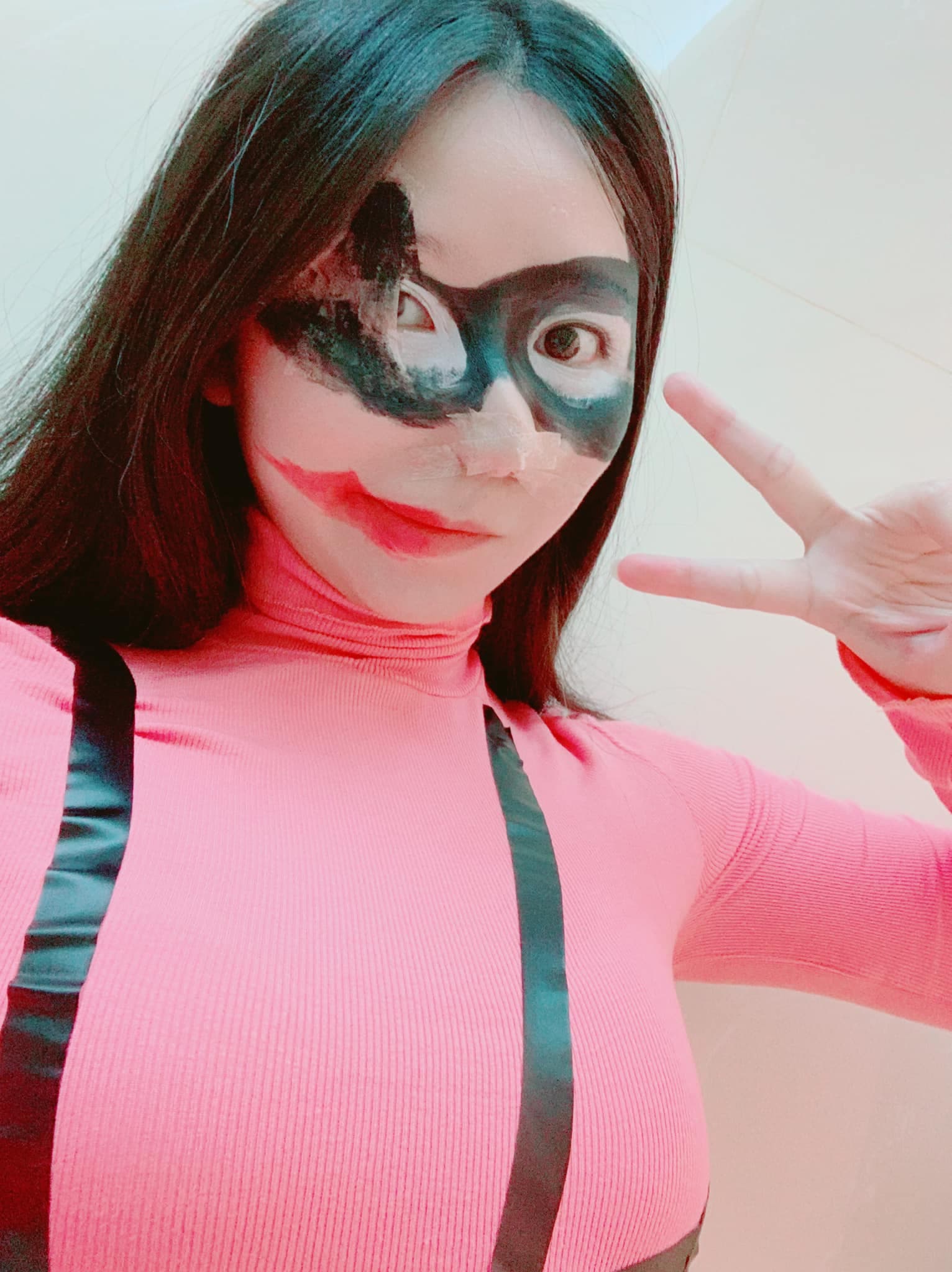 正妹「30才jk濃濃」完美詮釋全聯漫威英雄公仔的兩種版本。（翻攝自30才jk濃濃臉書）