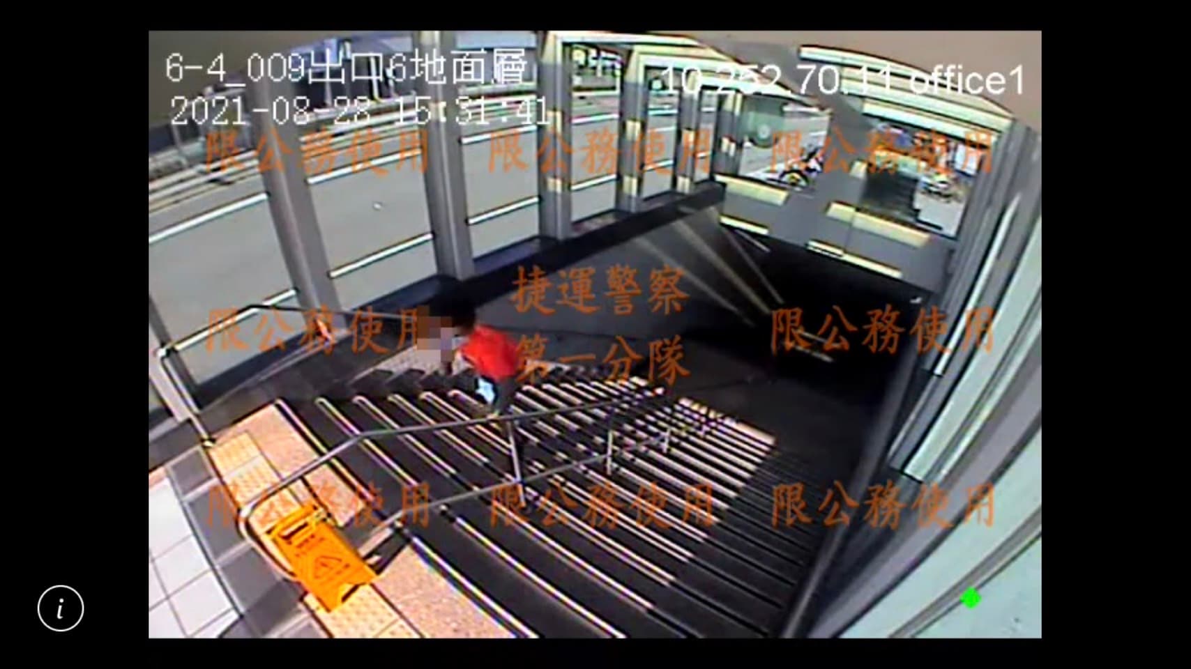 陳男逃跑時一度在樓梯踉蹌跌倒。（翻攝畫面）