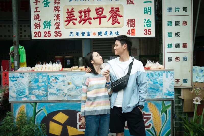 周興哲（右）與李沐（左）主演的《我吃了那男孩一整年的早餐》，改編自2015年轟動Dcard的愛情故事。（星空飛騰提供）