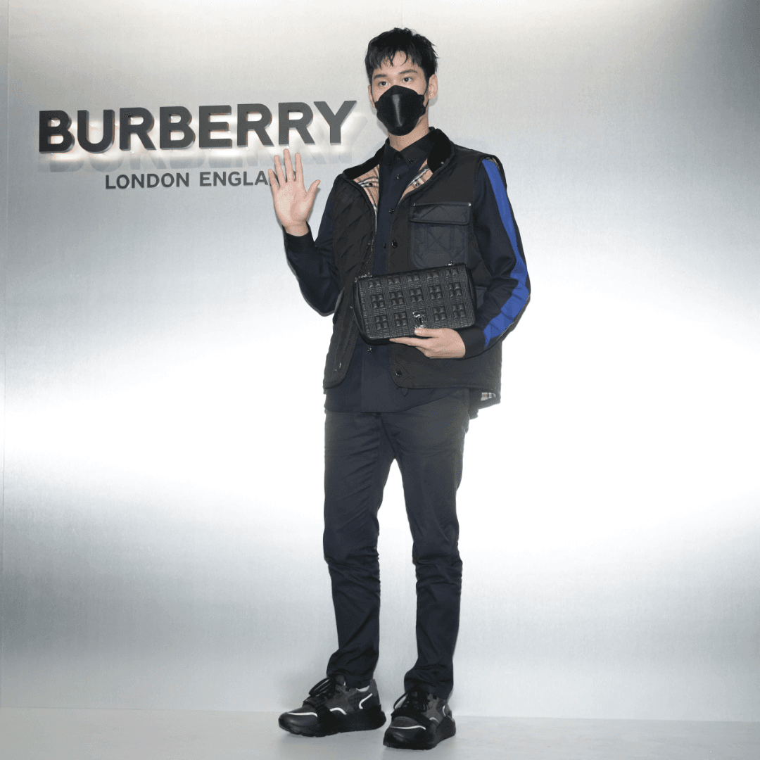 周予天身著BURBERRY絎縫溫度調節背心（NT$39,900）、修身工作褲（NT$18,200）、條紋羊毛襯衫（NT$22,900），手拿黑色中型絎縫羔羊皮Lola包（NT$79,000）。