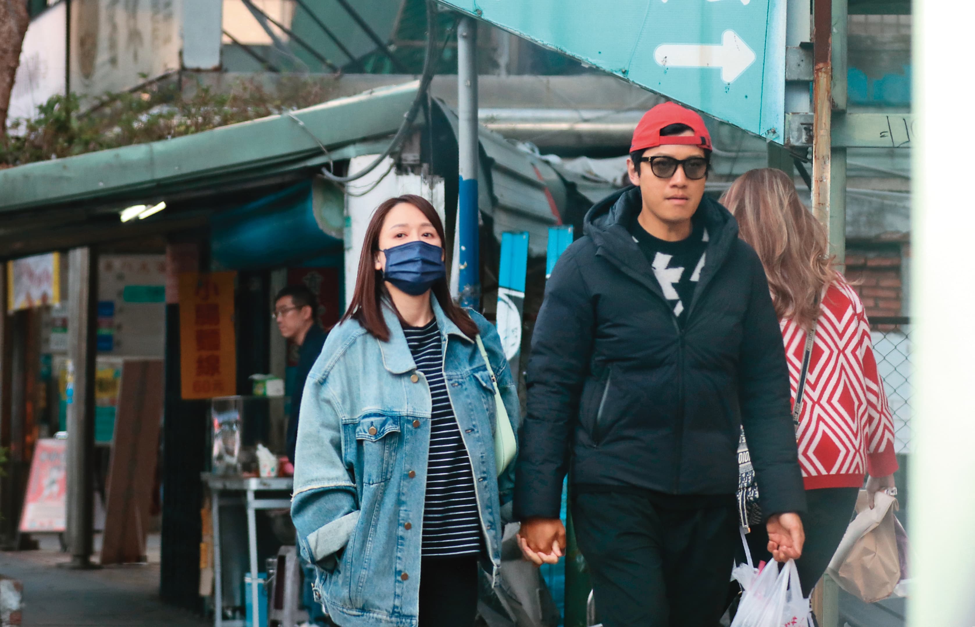 去年陳喬恩和男友Alan現身自家附近巷弄採買，只見兩人一身便裝，十分居家，而陳喬恩的手除了牽著男友，不用提任何東西。