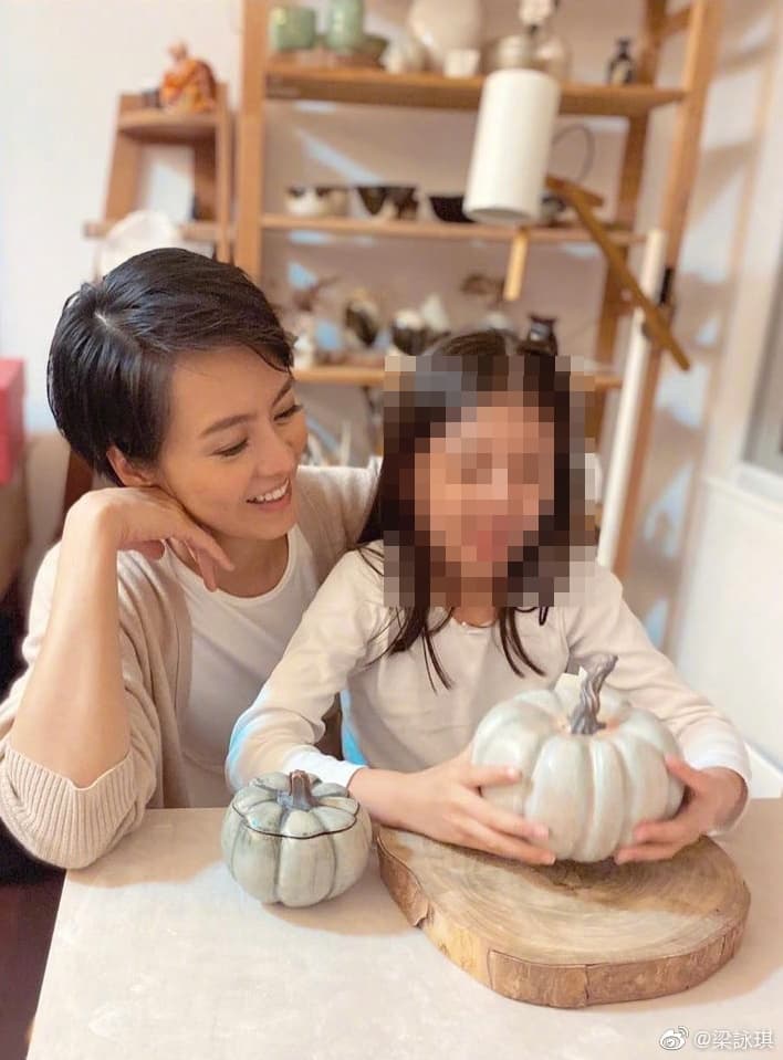 梁詠琪熱愛藝術，經常和女兒一起創作陶藝。（翻攝梁詠琪微博）
