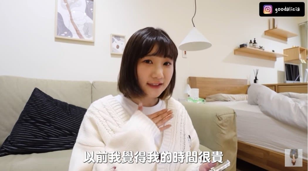 愛莉莎莎表示以前覺得「我的時間很貴」，出門都以Uber或計程車當交通工具。（翻攝自愛莉莎莎YT）