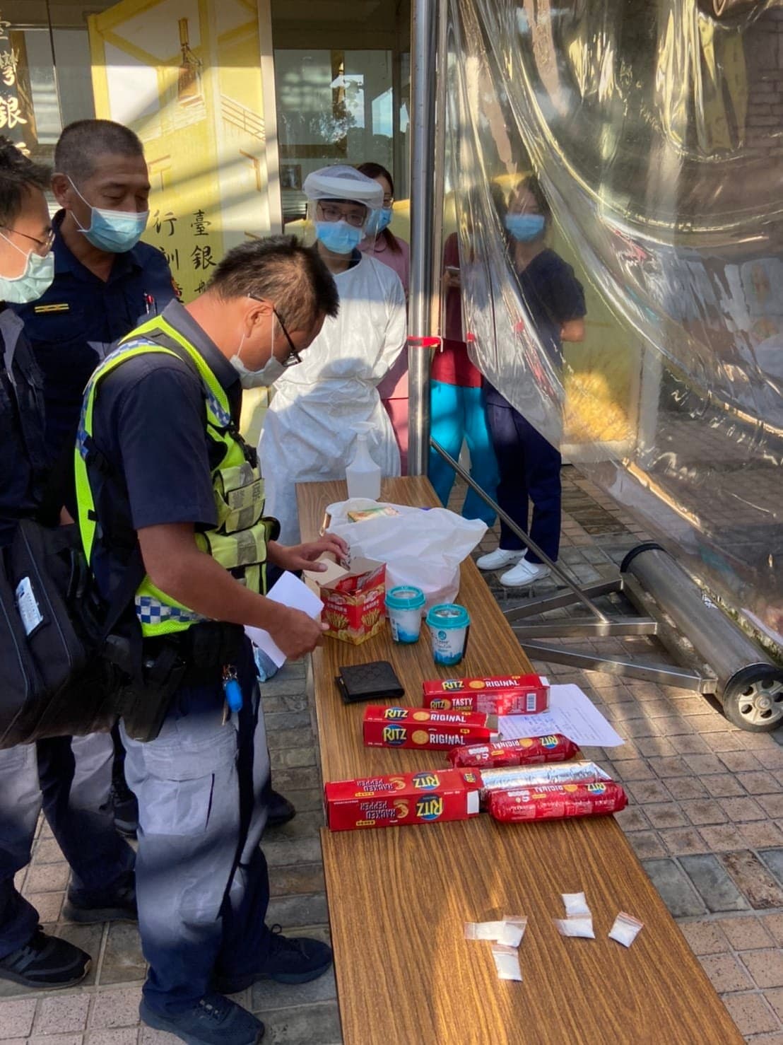  王必勝秀出多張檢疫所抽查到違禁品的照片及影片。（翻攝自王必勝臉書）