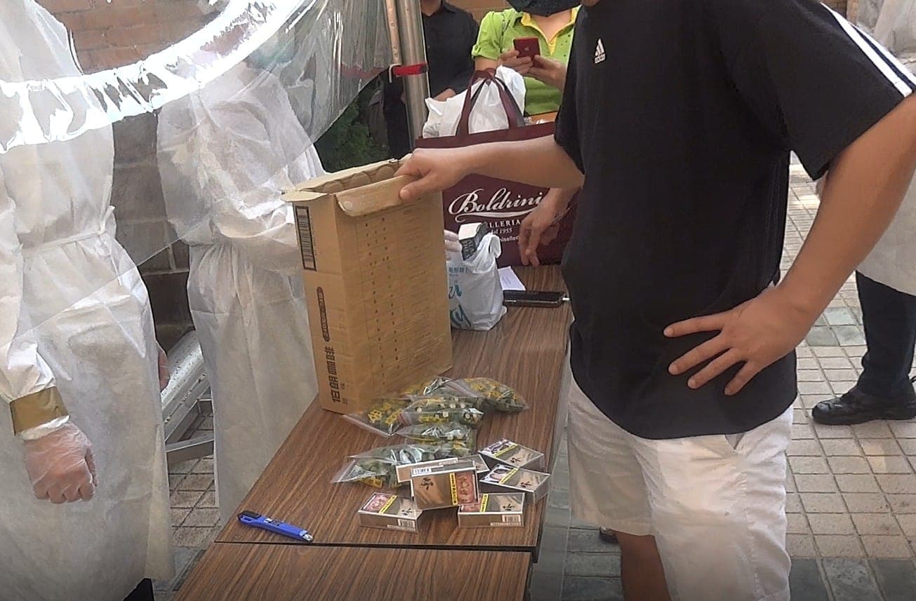  王必勝秀出多張檢疫所抽查到違禁品的照片及影片。（翻攝自王必勝臉書）