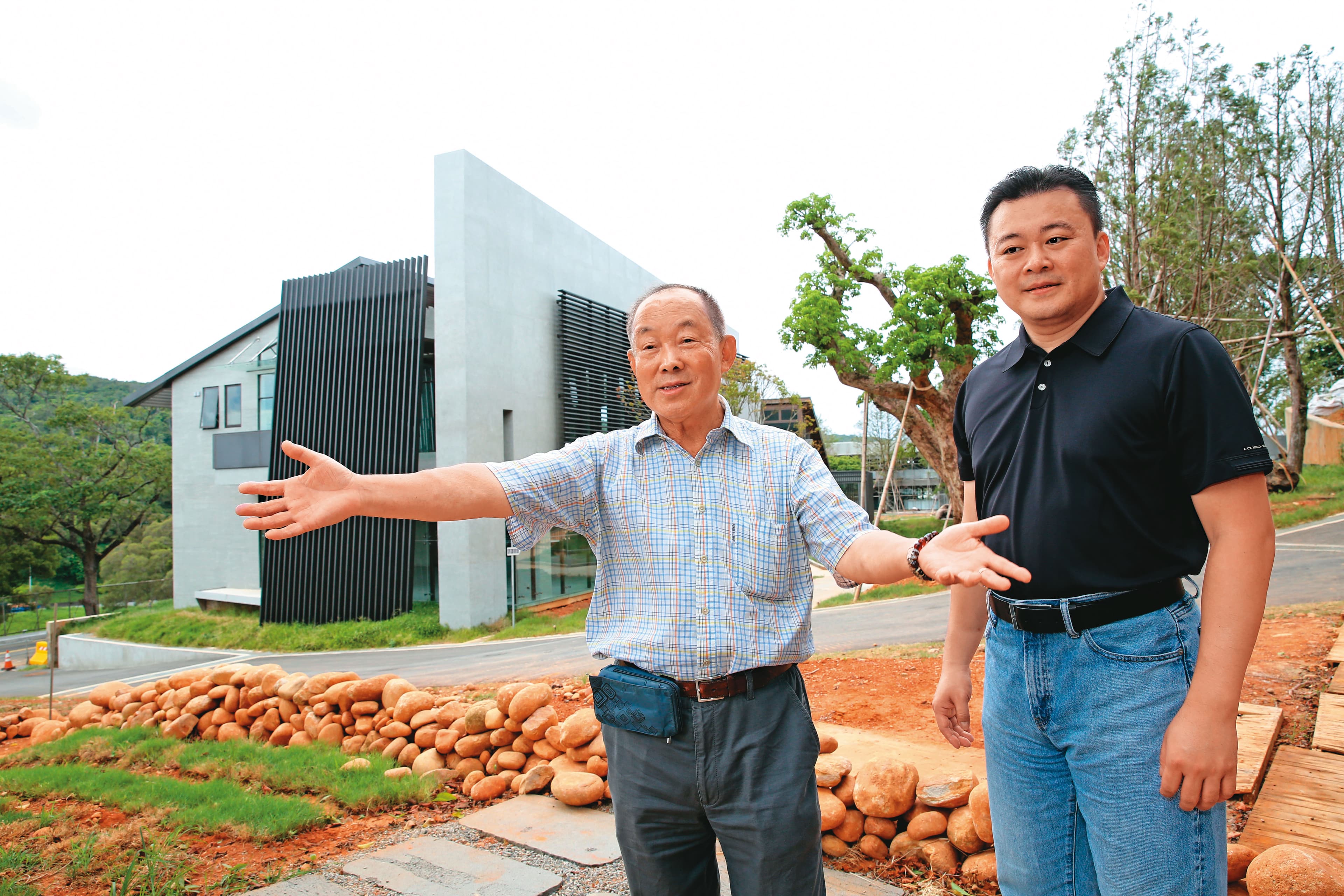 蔡明倫（右）前年離開寶成，決定回家幫老爸蔡其建（左）打造事業第二春。