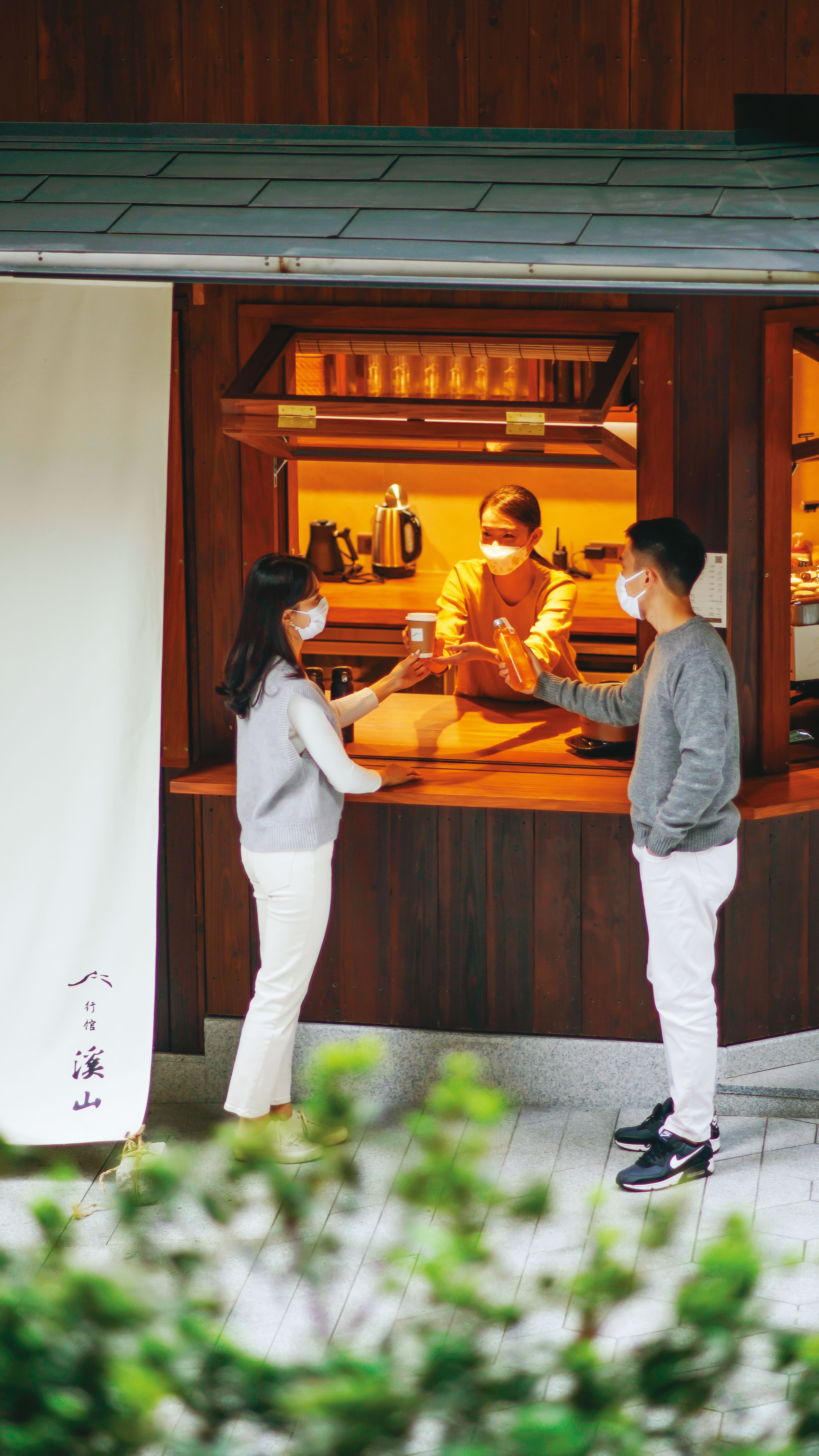 溪山行館設有溪山小舖，空姐咖啡是蔡其建首推。（寶元紀提供）