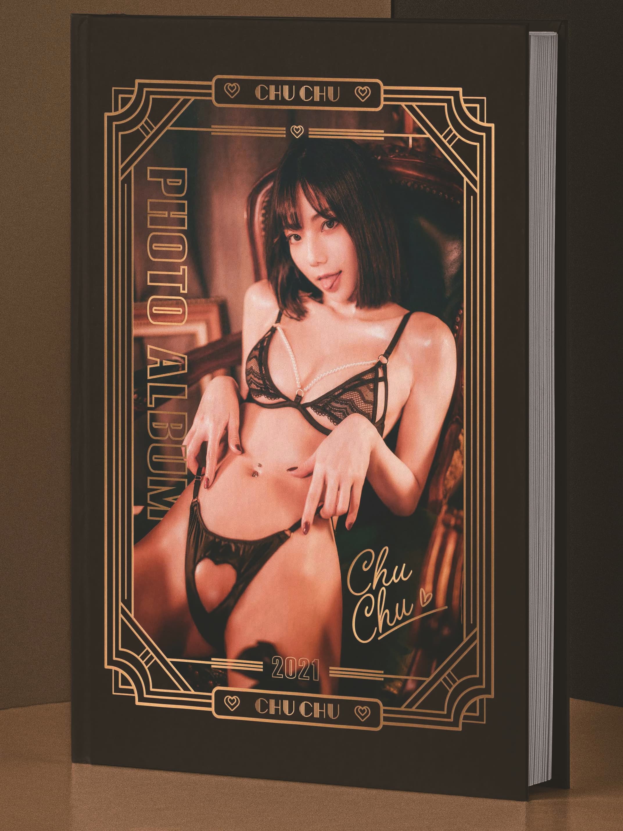 啾啾這次寫真書定價3980元，走精裝版路線，更以雙封面作賣點。（啾啾提供）