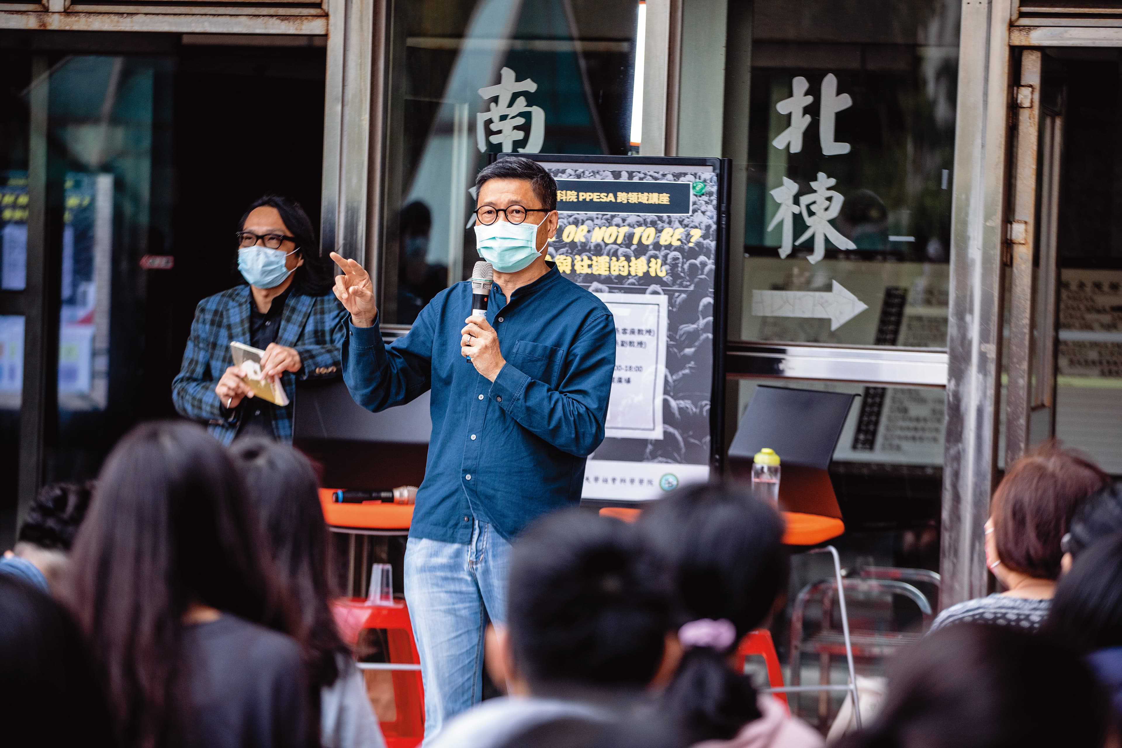 陳健民去年10月在政大社科院主講「社運的掙扎」，吸引大批校內外人士聽講。（王漢順攝）