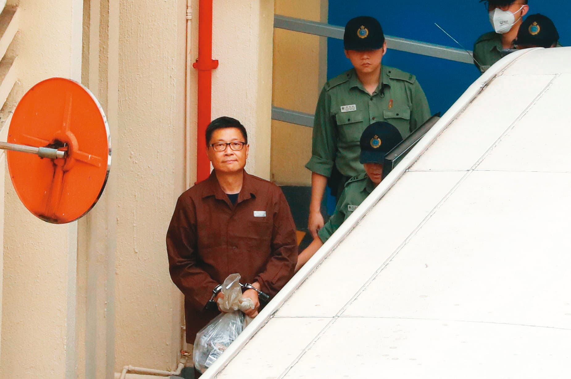 2019年4月，被判16個月的陳健民移監服刑，大批媒體包圍囚車，他在上囚車時面帶微笑，從容入監。（達志影像）