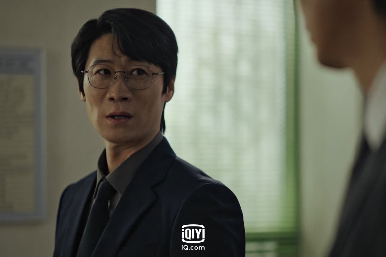 陳善圭協助金南佶辦案。（愛奇藝國際站提供）