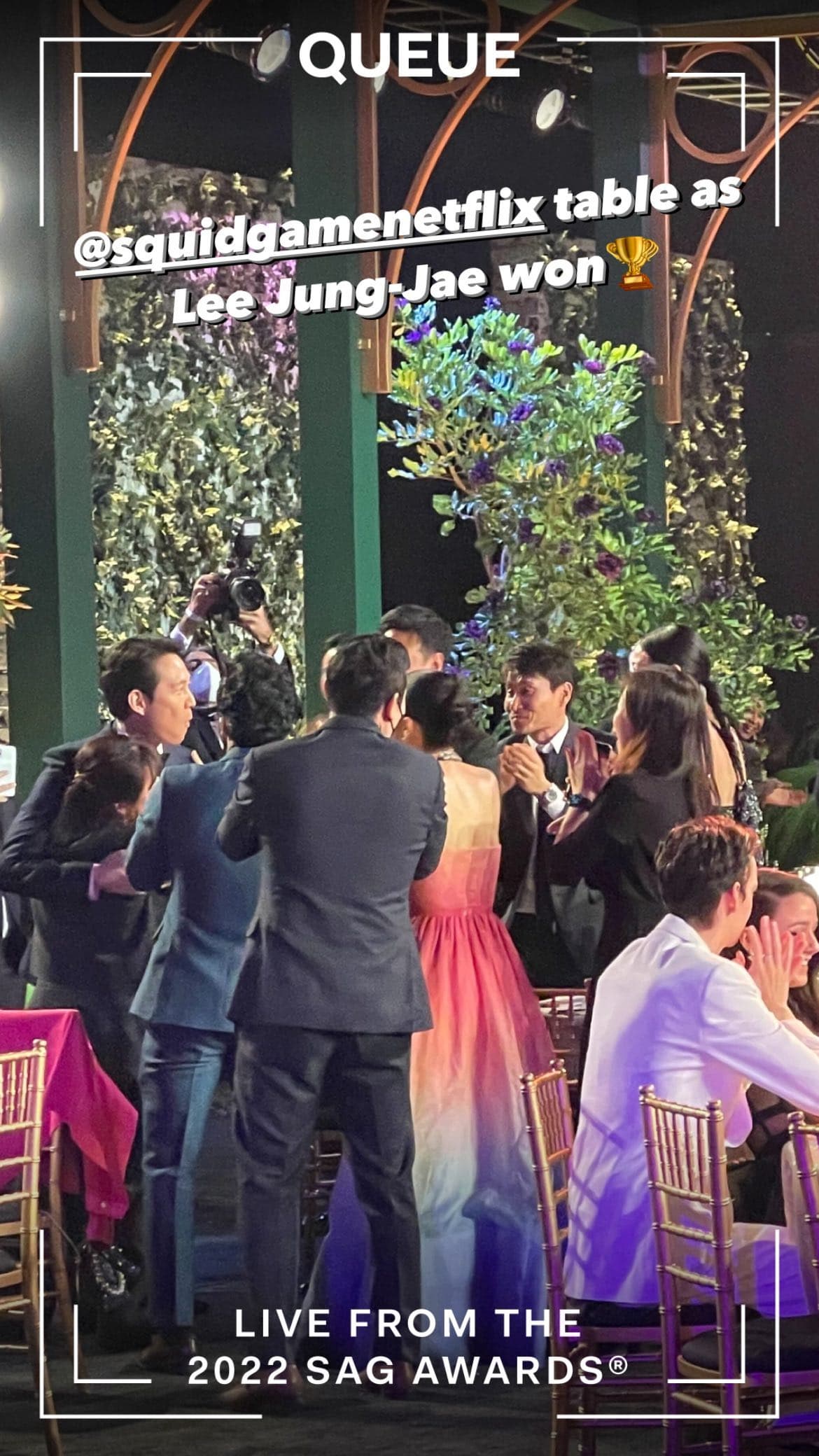 李政宰獲頒美國演員工會電視部門最佳男主角，劇組演員全都起立為他鼓掌。（翻攝netflixgolden IG）