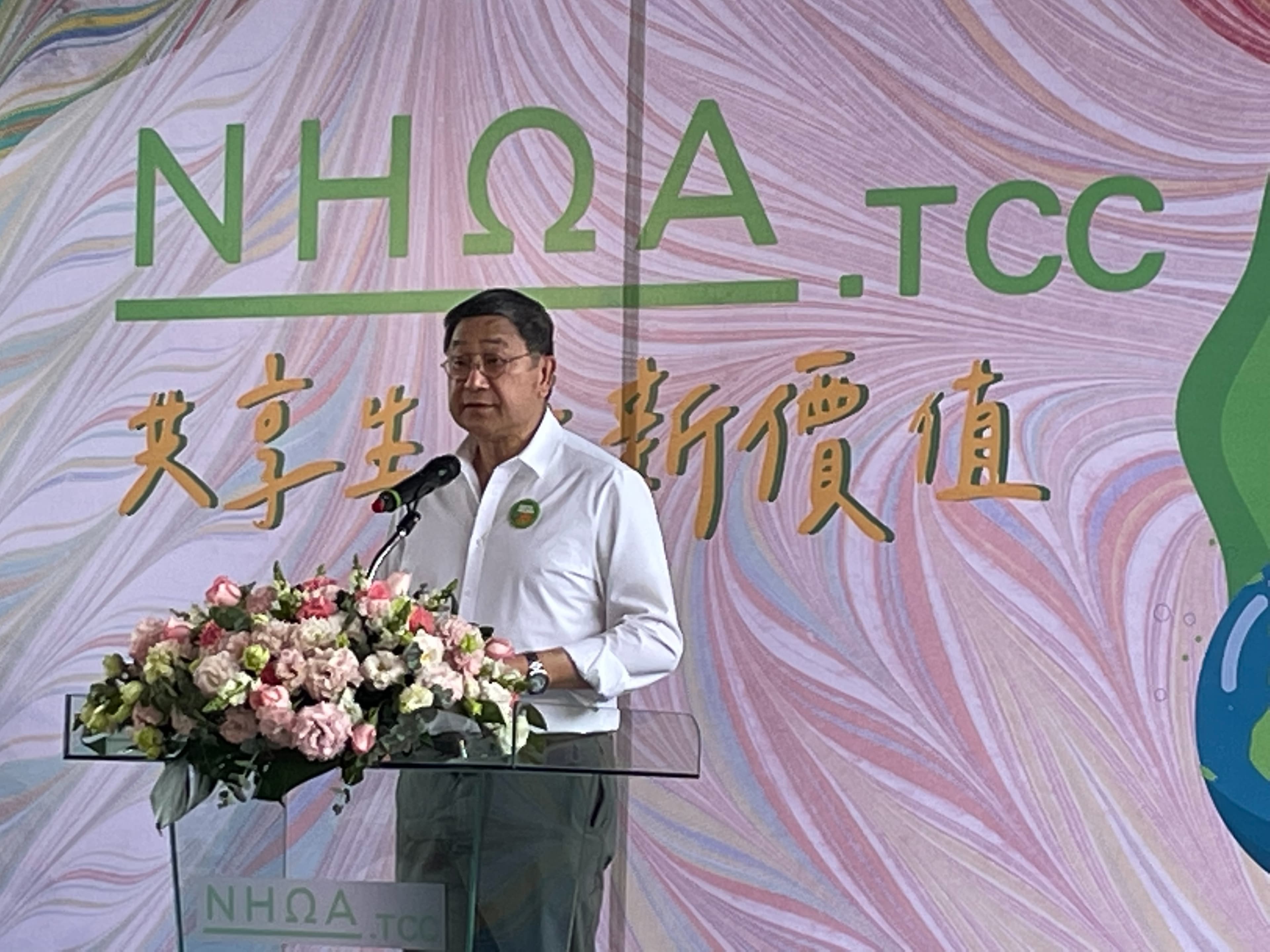 台泥董座張安平經營企業秉持三原則。第一，要對社會有幫助。第二，要能照顧員工。第三，要對股東有交代。     