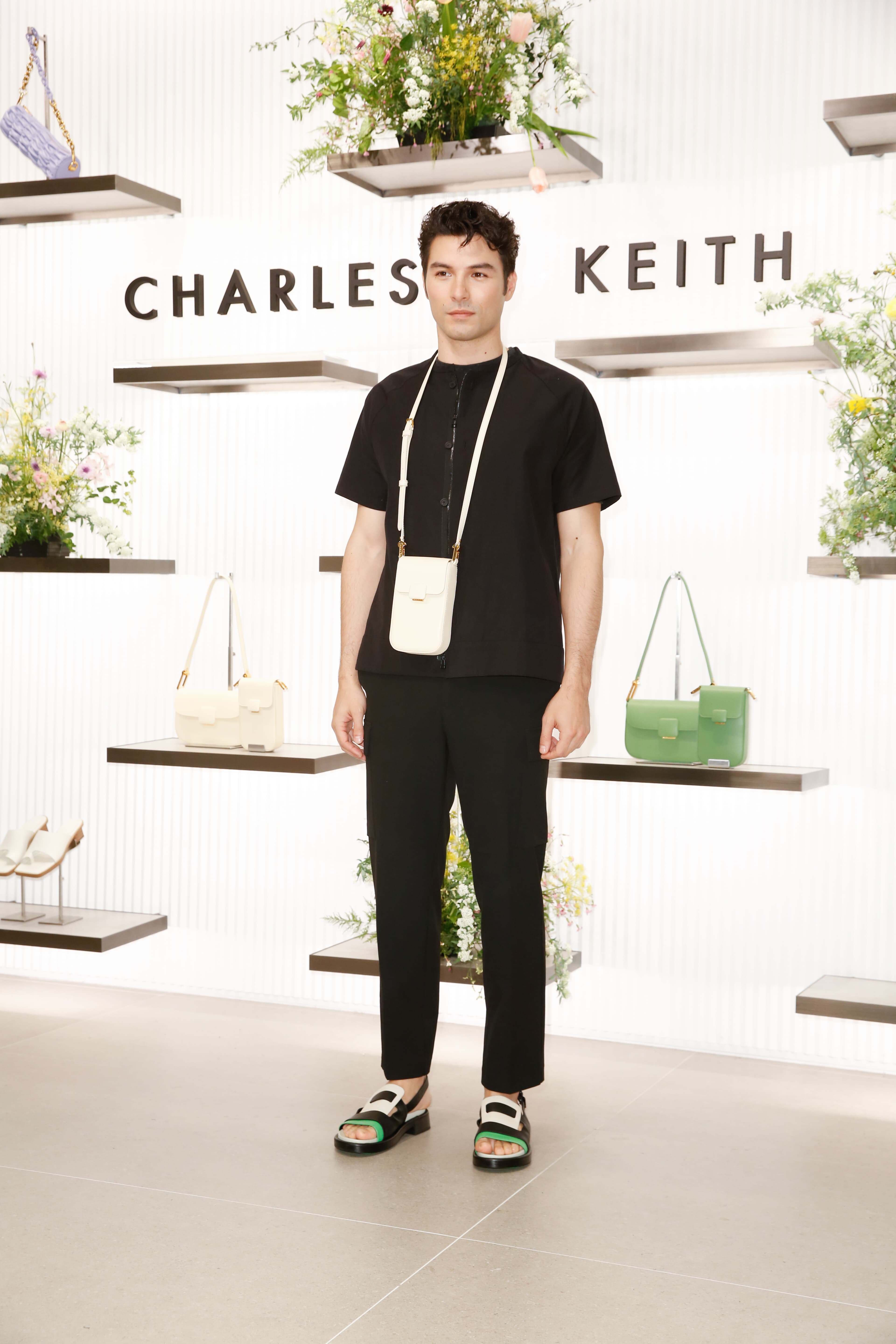 鳳小岳身背CHARLES & KEITH Koa方扣手機包（NT$2,090），腳穿Blake拼接厚底涼鞋（NT$2,590）。