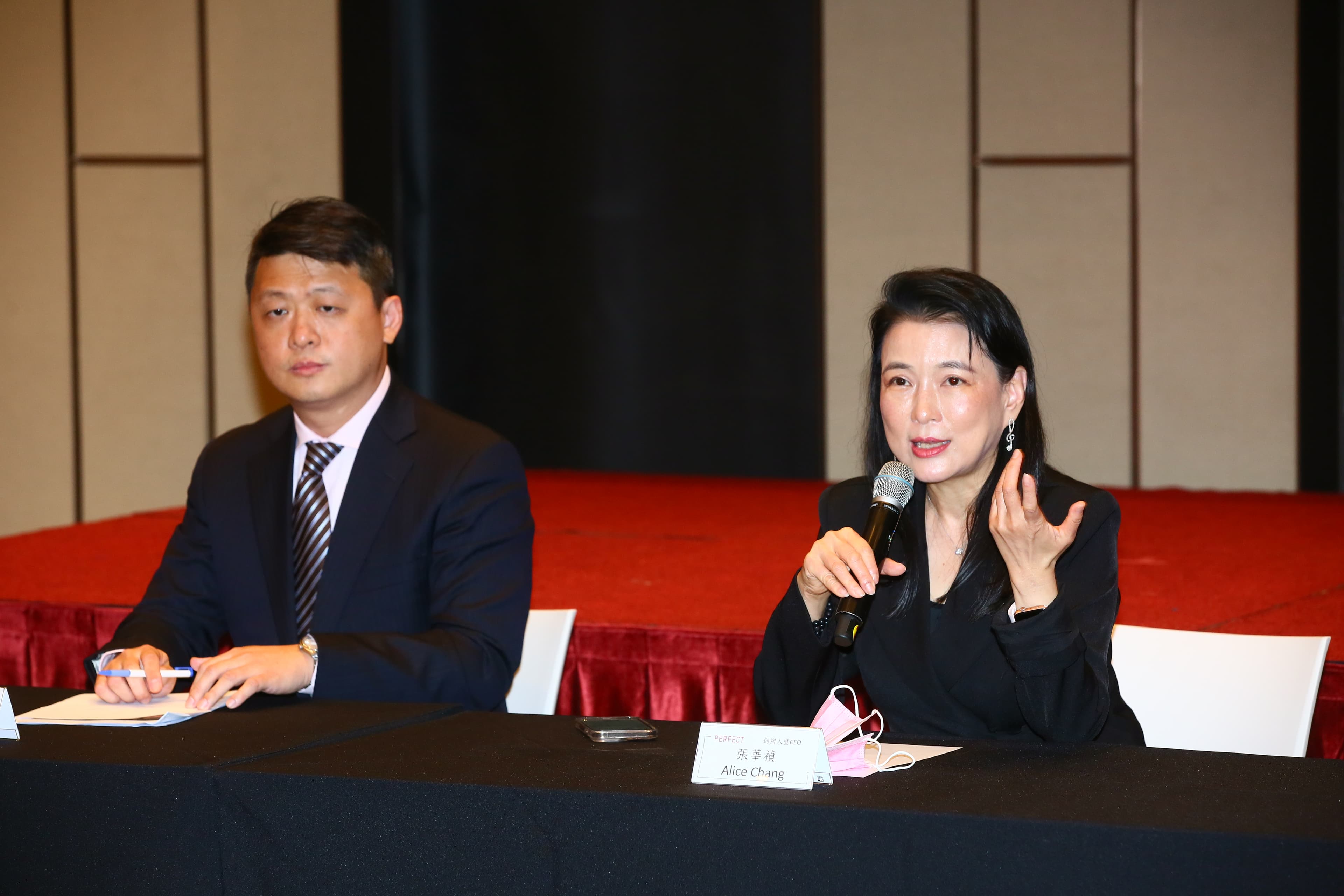 玩美移動創辦人暨CEO張華禎（右）指出，公司所提供的服務可以幫忙提高銷售轉換率，並且節省浪費、降低成本。