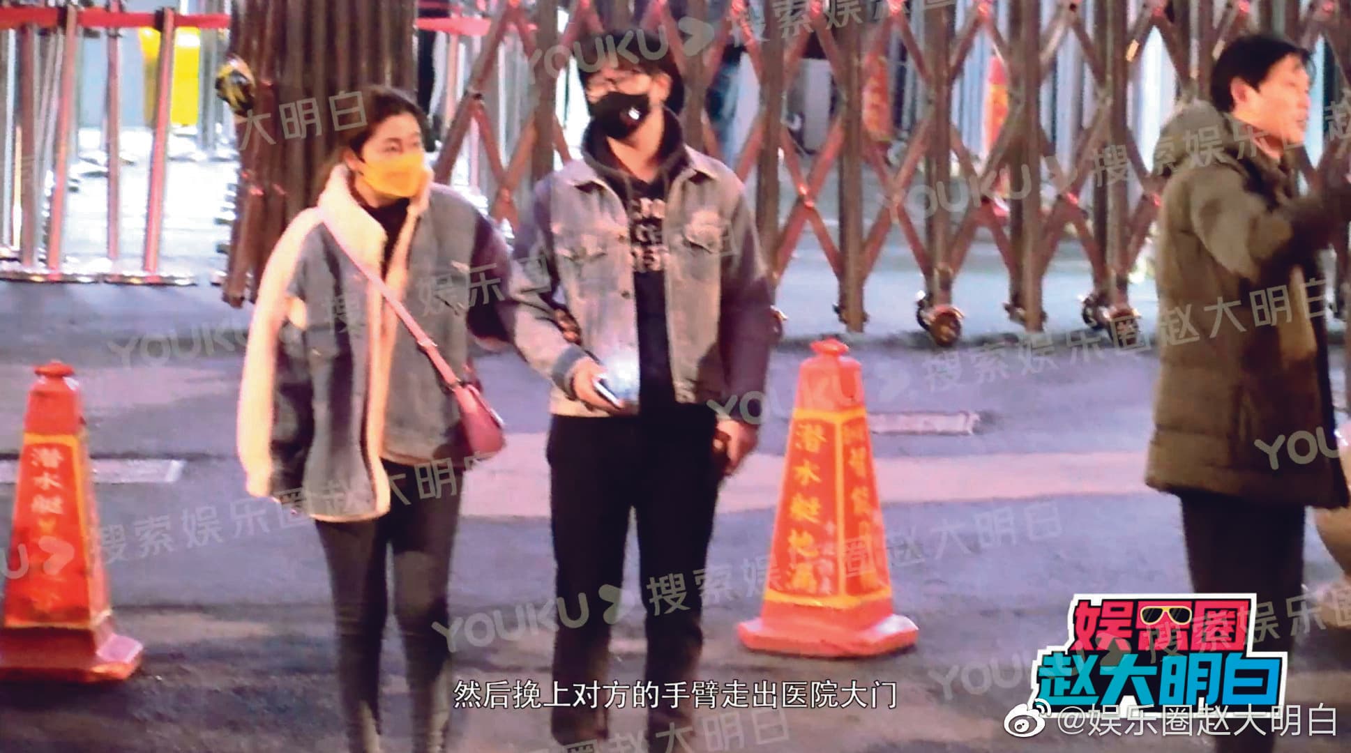 Selina勾著小她7歲的新男友在街上同行。（翻攝自娛樂圈趙大明白微博）