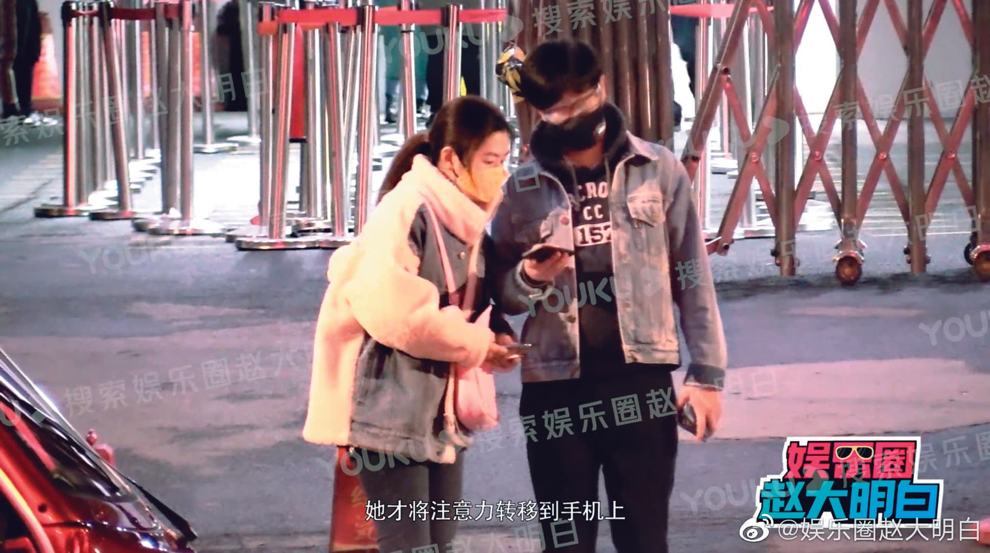 Selina與小男友互動相當親暱。（翻攝自娛樂圈趙大明白微博）