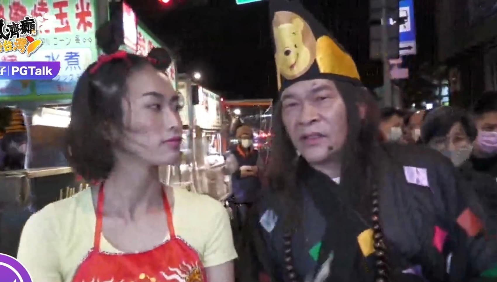 澎恰恰（右）和民眾互動氣氛熱絡。（翻攝澎恰恰臉書）