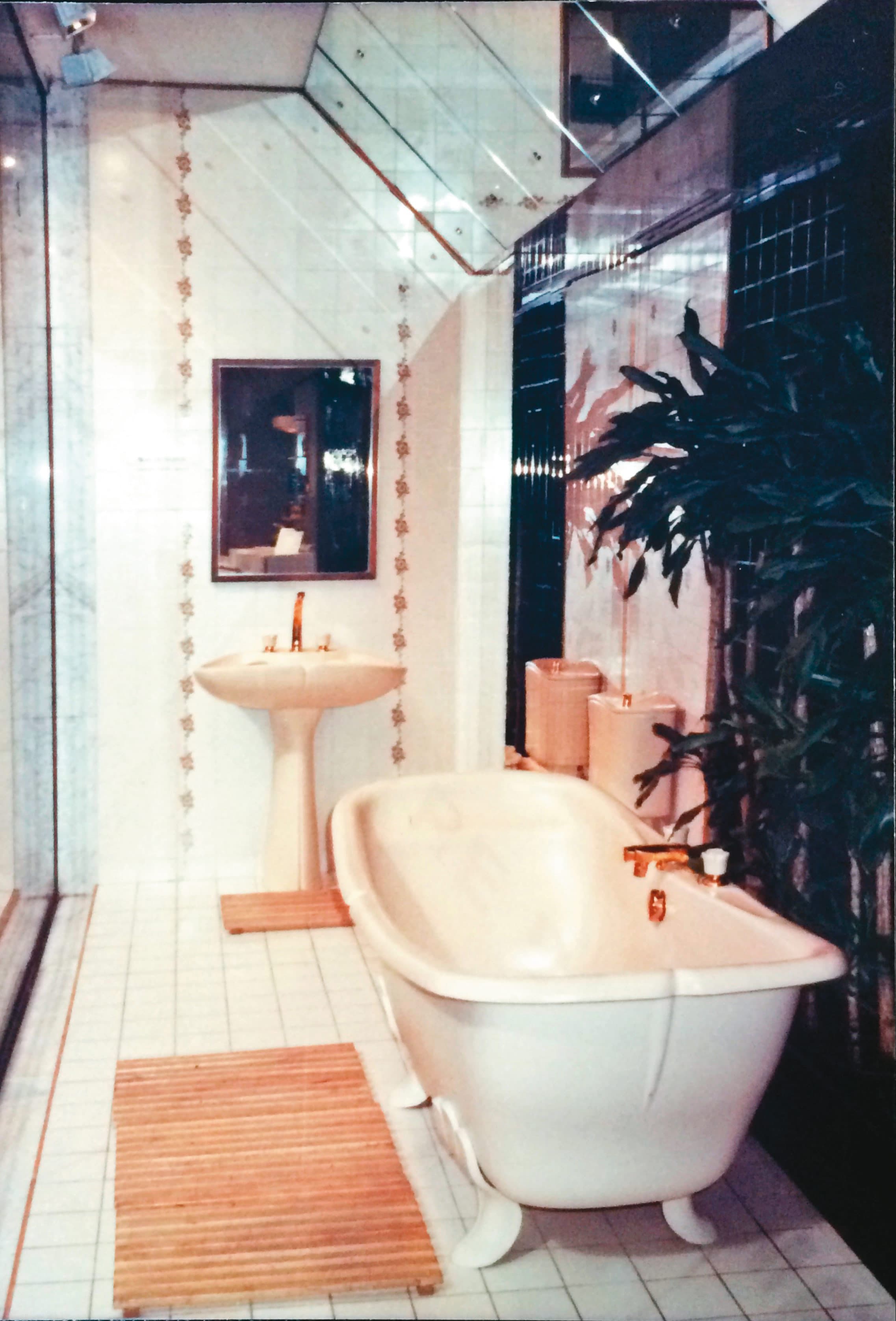 1985年，斯夏齡大膽引進1套要價40萬元起跳的法國Jacob Delafon花瓣形精品衛浴。（斯夏齡提供）