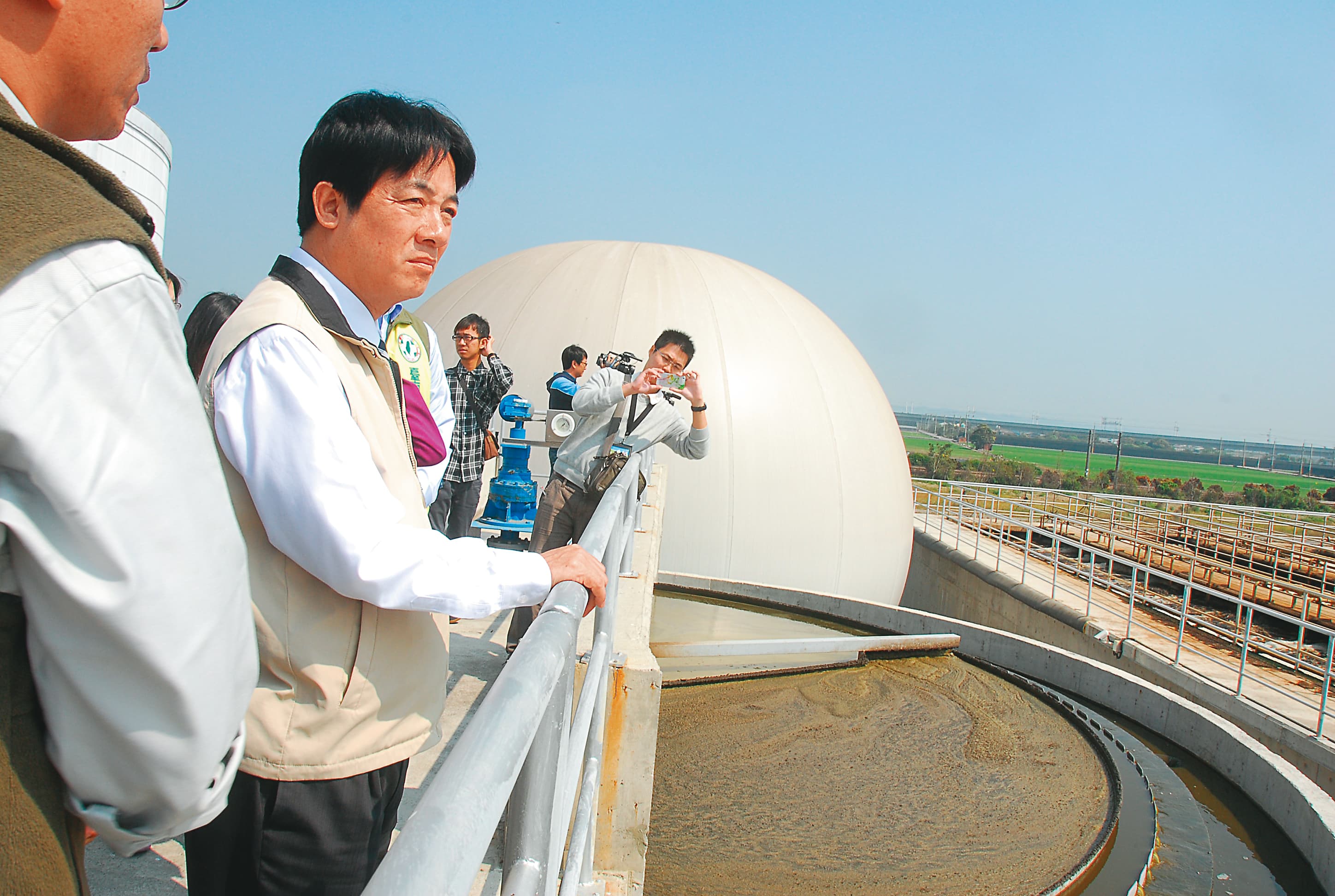 台灣的沼氣發電越來越受到中央與地方政治人物的重視。（台南市政府提供）