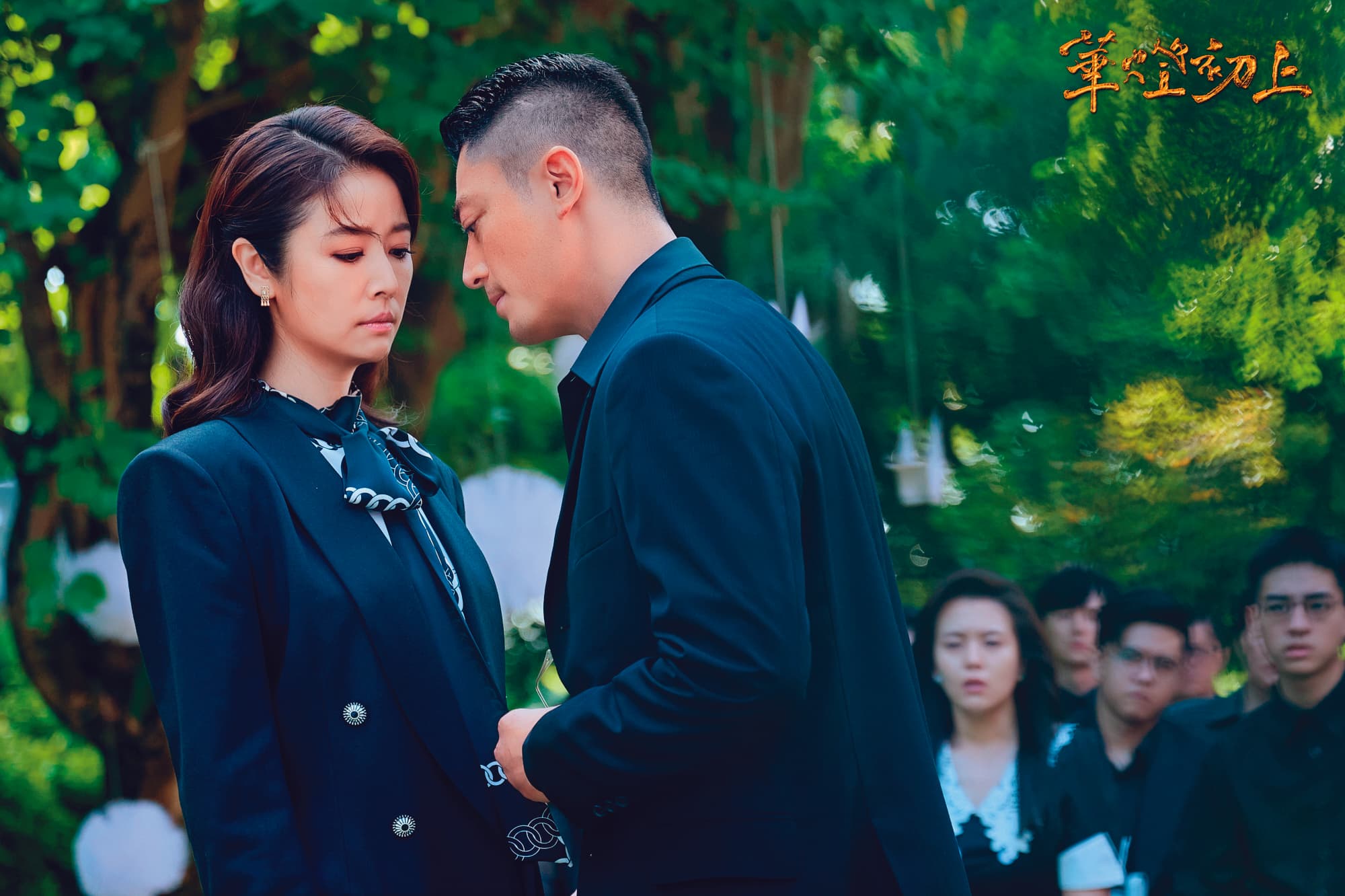 林心如（左）製作、主演《華燈初上》，還找來老公霍建華（右）客串，點閱、評價大有斬獲，讓她站上事業高峰。（翻攝自《華燈初上》臉書）