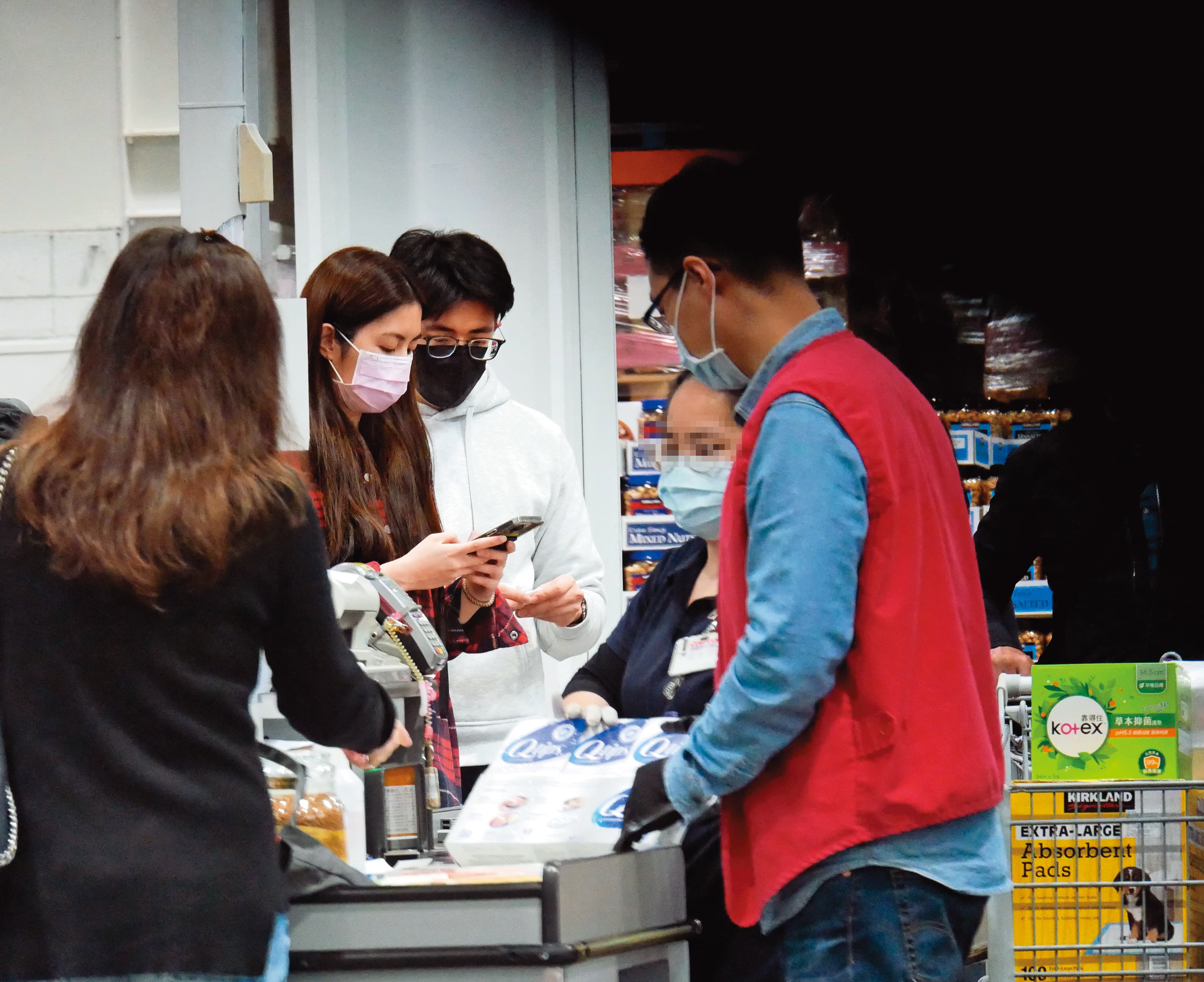 3月7日，15：55，任容萱一直很忙，低著頭緊盯手機。