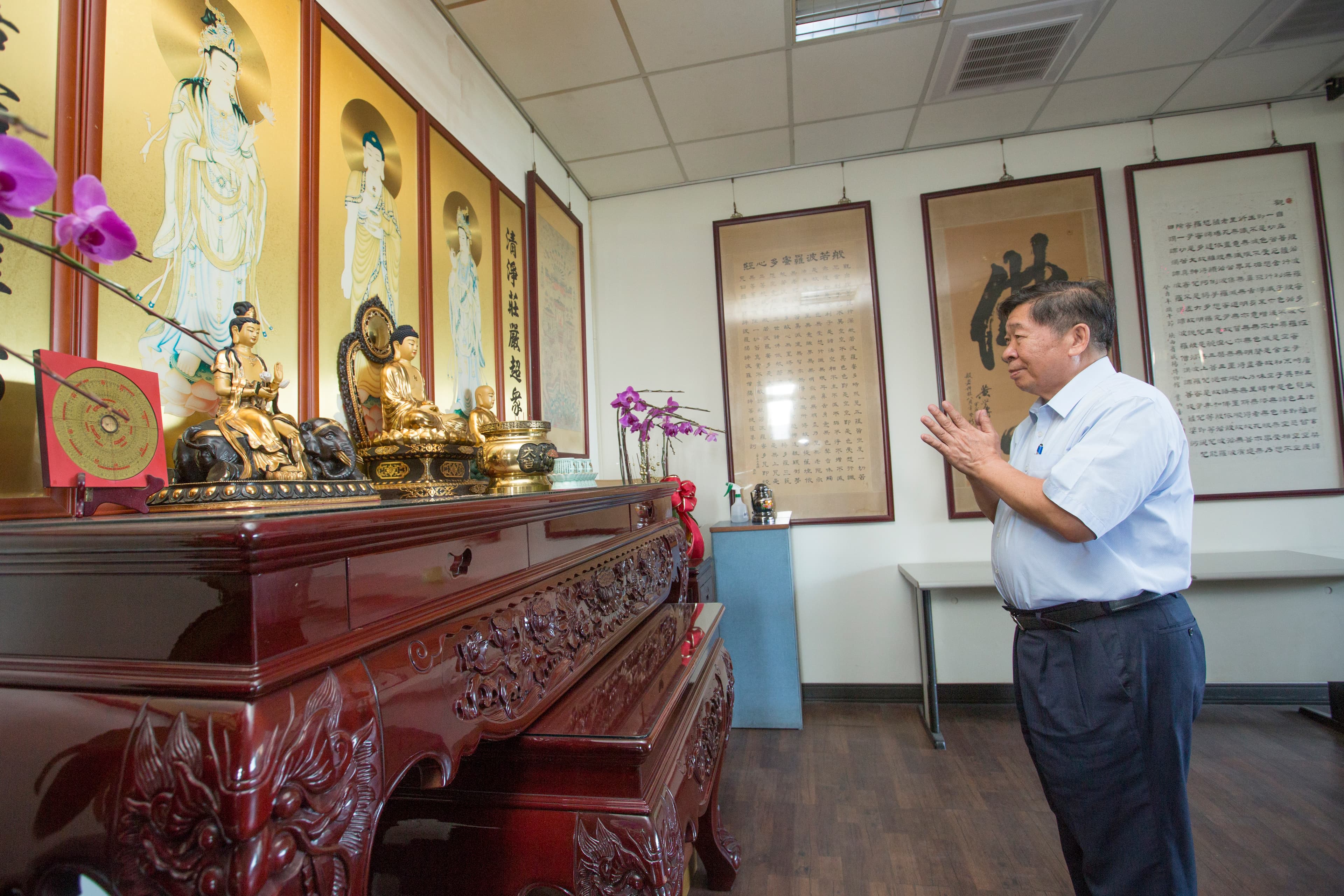 林允進是虔誠佛教徒，在公司內設置佛堂，每天都會點香拜拜。