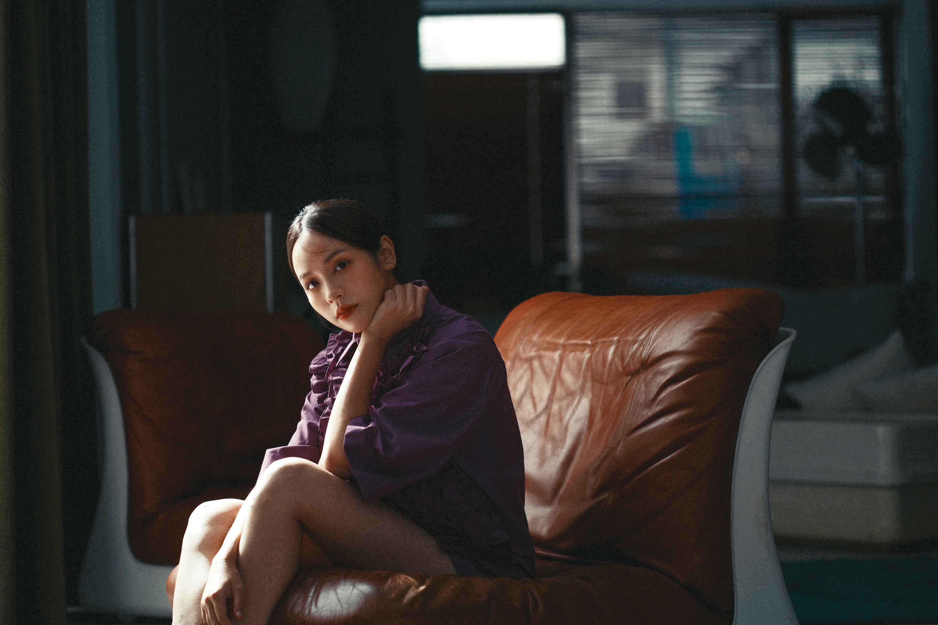 拿過金鐘獎最佳女主角的黃姵嘉，為飾演上班族，在下班時段的捷運裡田野調查：「哇！感覺上班好像真的很累！大家都很疲累。」