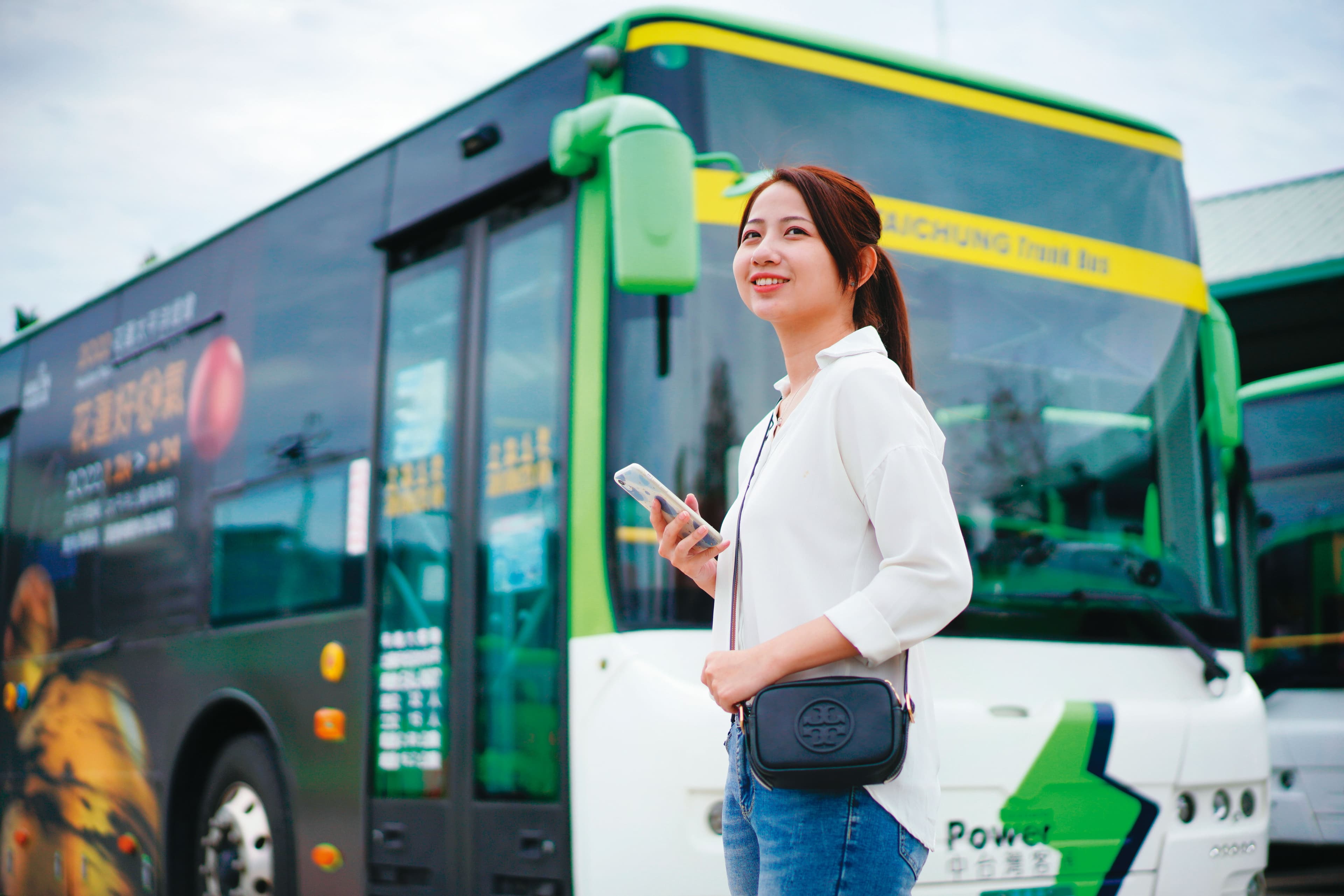 乘幹線公車系統，搭配轉乘捷運綠線等，踩點台中經濟又方便。