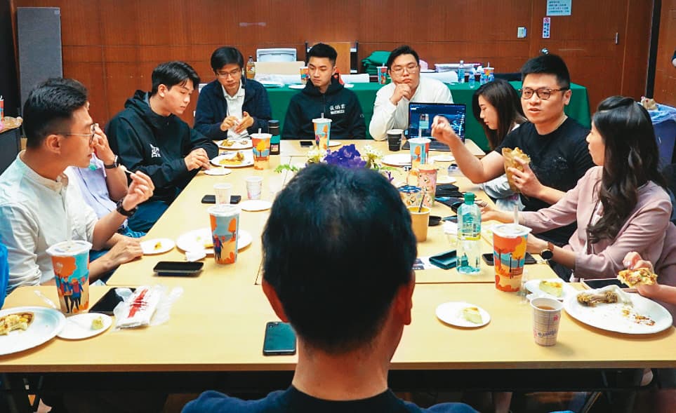 趙少康近日邀請多位雙北市議員青年參選人聚會，提供選戰經驗及建議。（翻攝趙少康臉書）