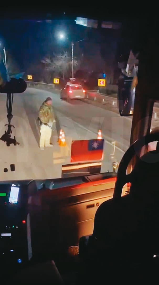  撤僑驚險，圖為台灣撤僑專車上，貼有國旗。（翻攝自網路）