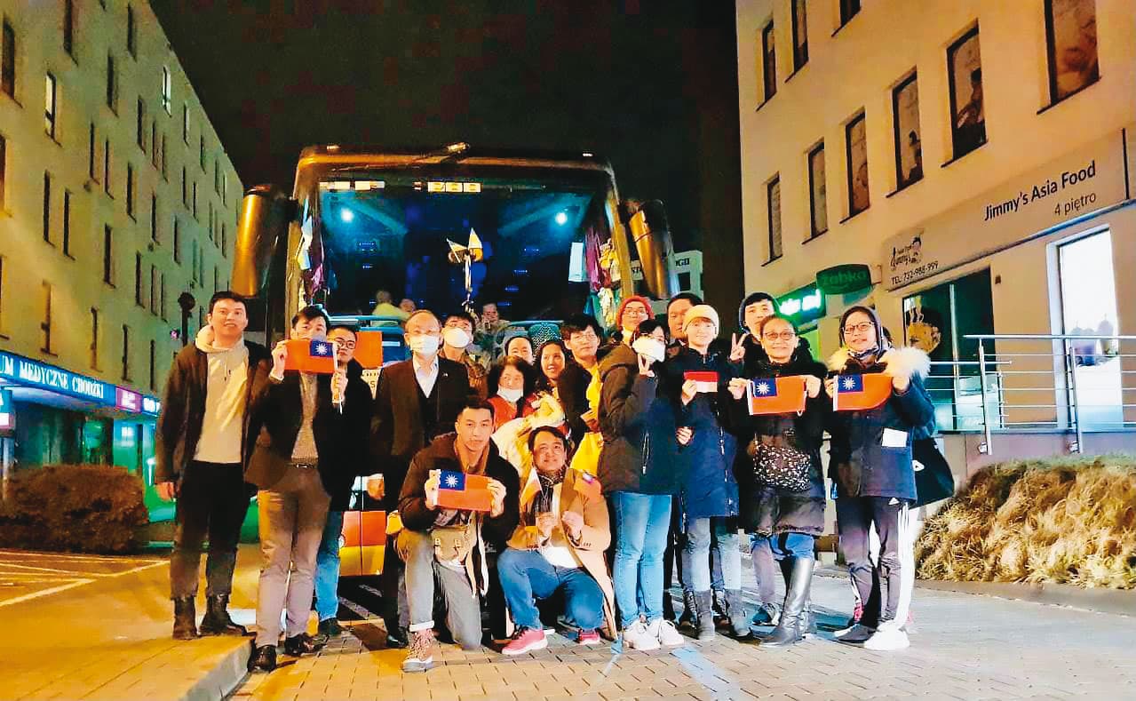  烏俄開戰，外交部緊急啟動撤僑計畫，18位國人搭上第一批撤僑專車，在2月26日晚間平安入境波蘭，由陳龍錦親自接待，提供珍奶和台菜。（翻攝自外交部臉書）