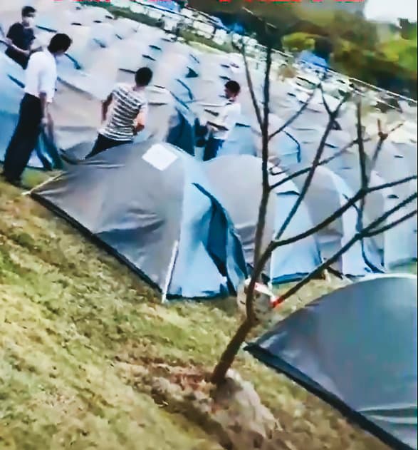 正崴員工露宿帳篷，自嘲難得可以在工廠野營。（讀者提供）