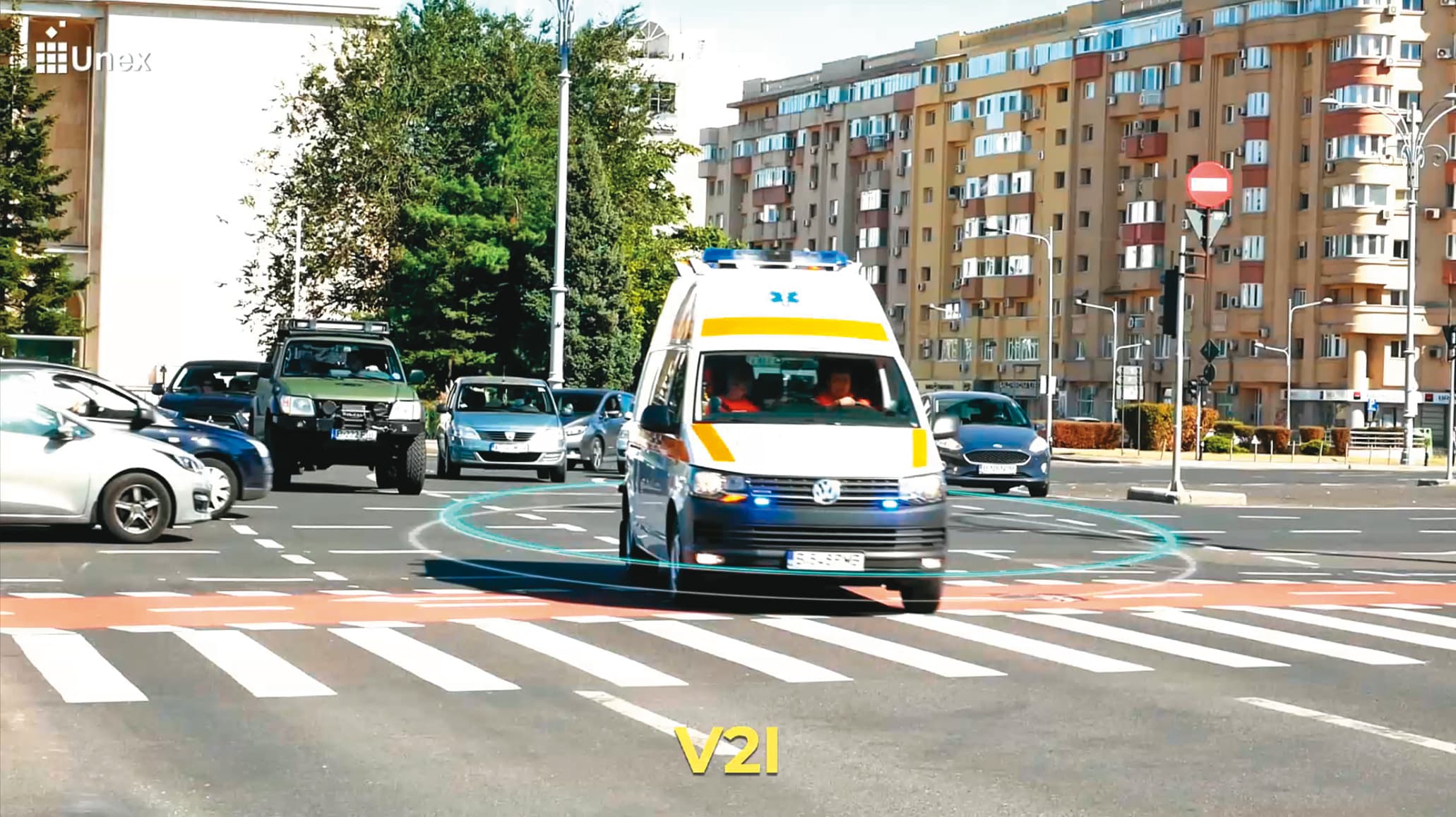 被賦予車聯網功能的汽車，能與路口交通號誌連接，規劃出最佳行車路徑，讓救護車快速抵達醫院。（翻攝亞勳科技官網）